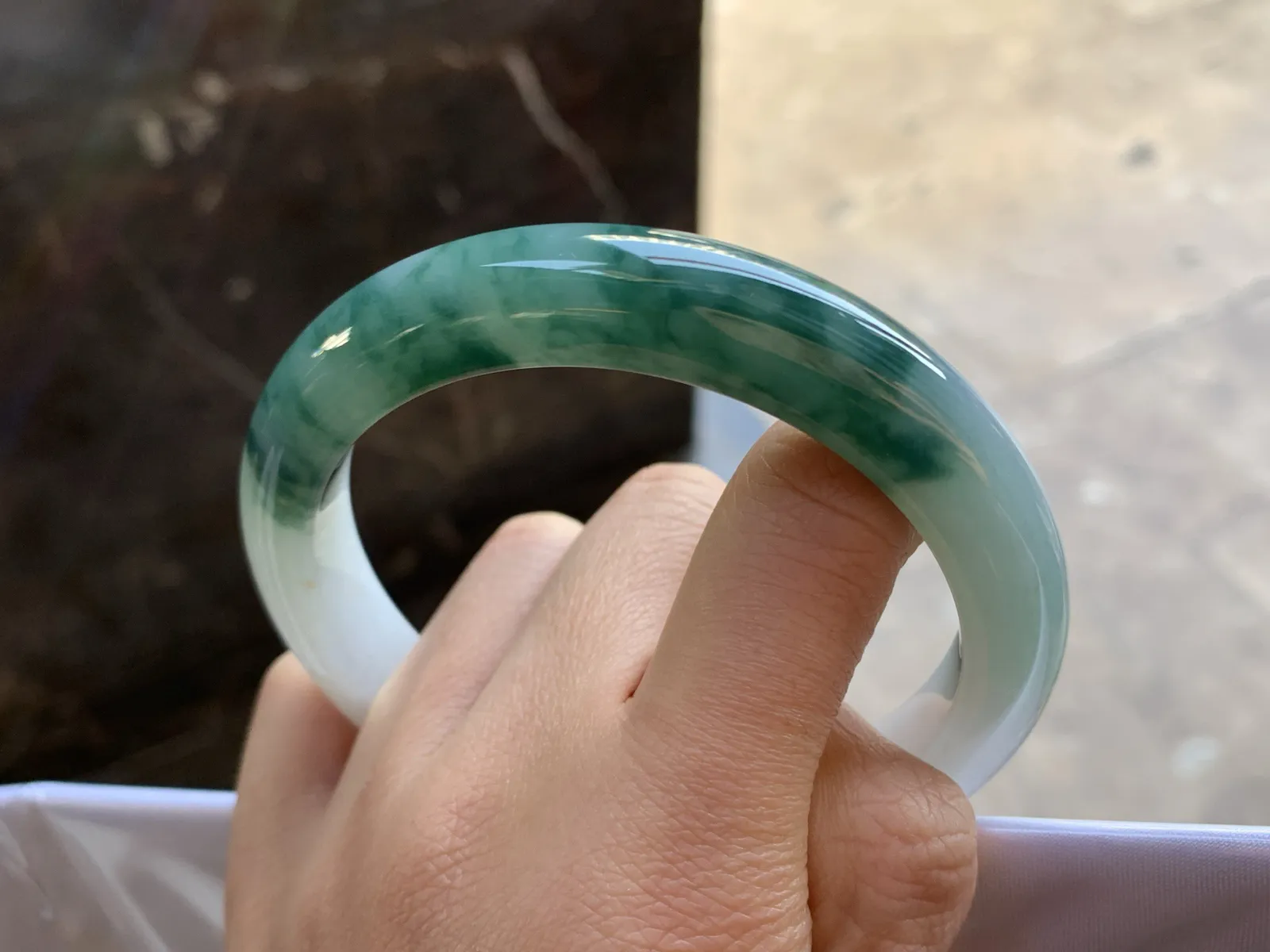 63-12-9.5

蓝花大圈手镯^_^鲜艳 玉质温润