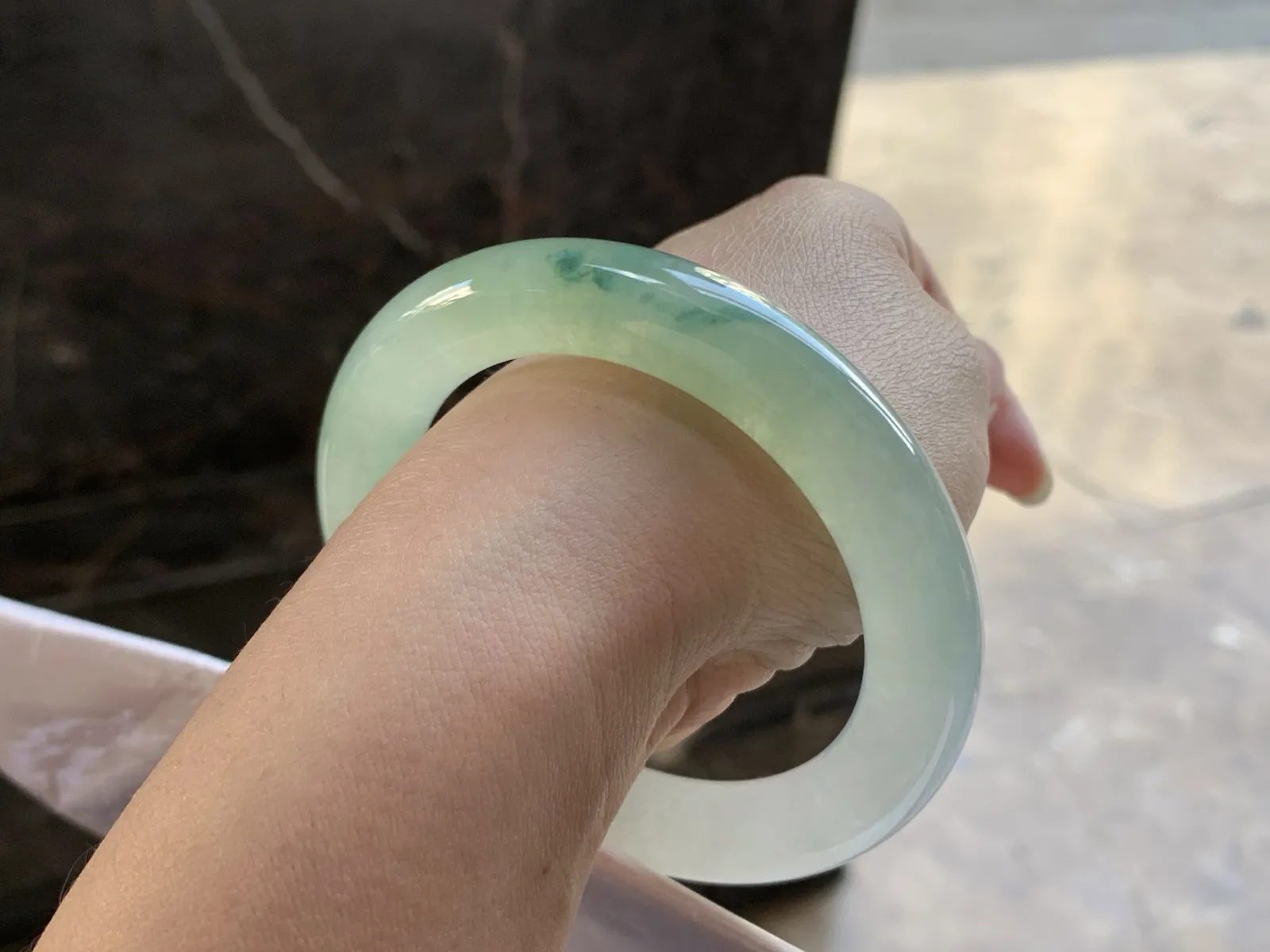 55.5-11.3

冰种圆条手镯^_^清新冰透