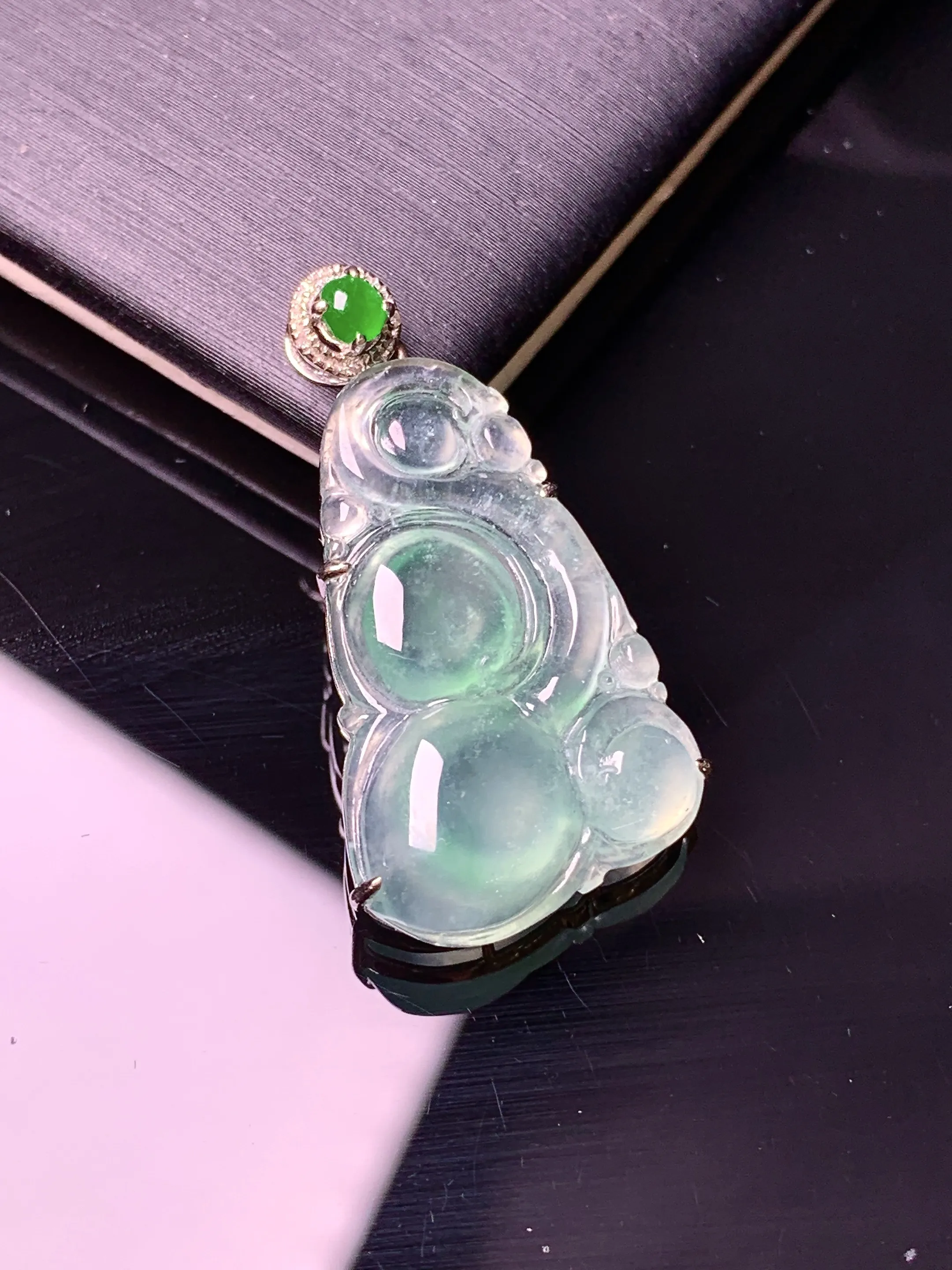 18k金钻镶嵌冰种飘绿如意吊坠 玉质细腻 色泽艳丽清新 整体尺寸30.6*15.8*6.2