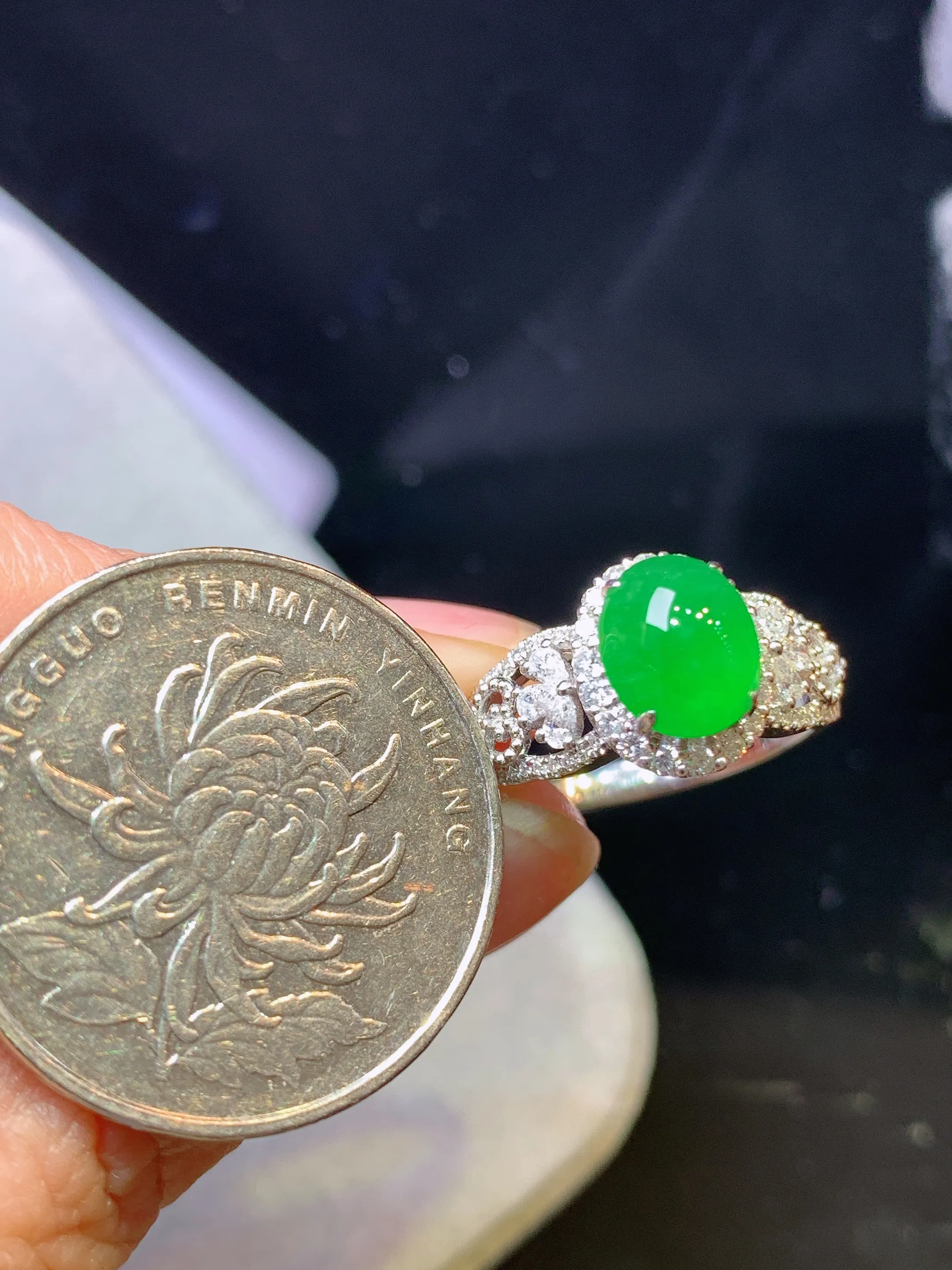 18k金钻镶嵌满绿蛋面戒指 玉质细腻 色泽清新艳丽 圈口14.5 整体尺寸8.3*6.8*4.2