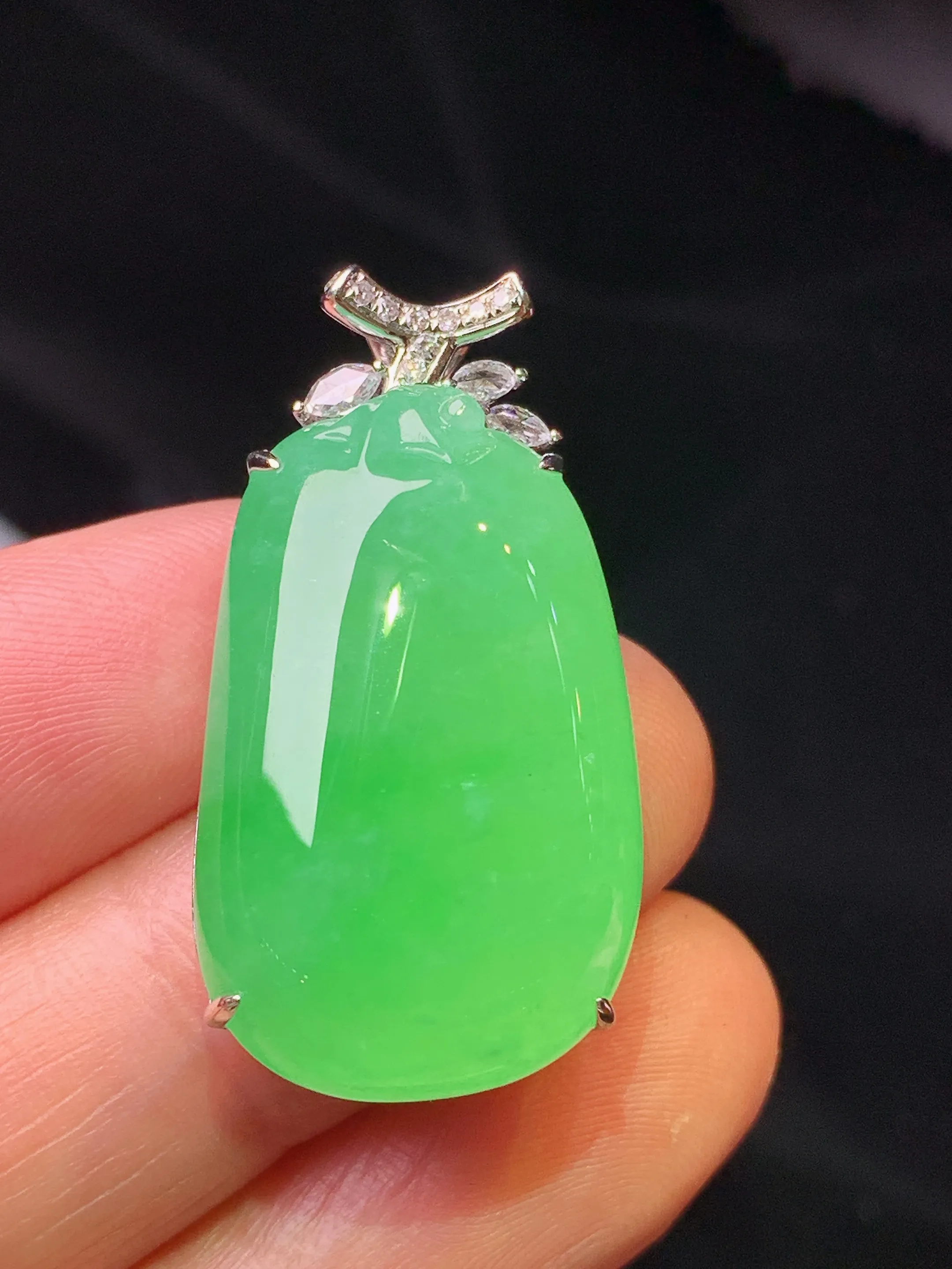 18k金钻镶嵌翠绿福瓜吊坠 玉质细腻 色泽艳丽清新 整体尺寸32.2*17*9.5