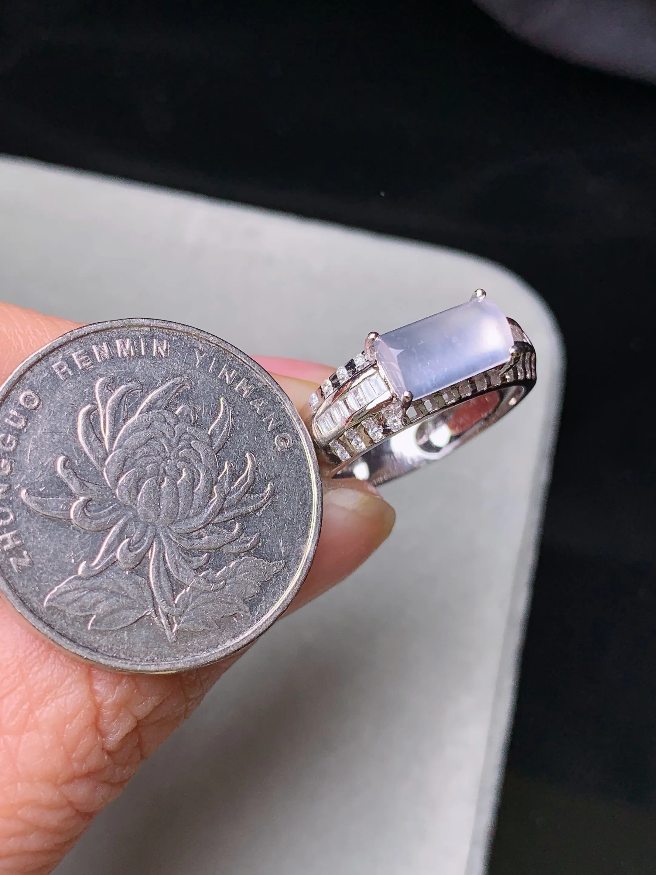 18k金钻镶嵌冰种玉柱戒指 吊坠 玉质细腻 色泽清新艳丽 圈口15 整体尺寸8.8*5.2*3.3