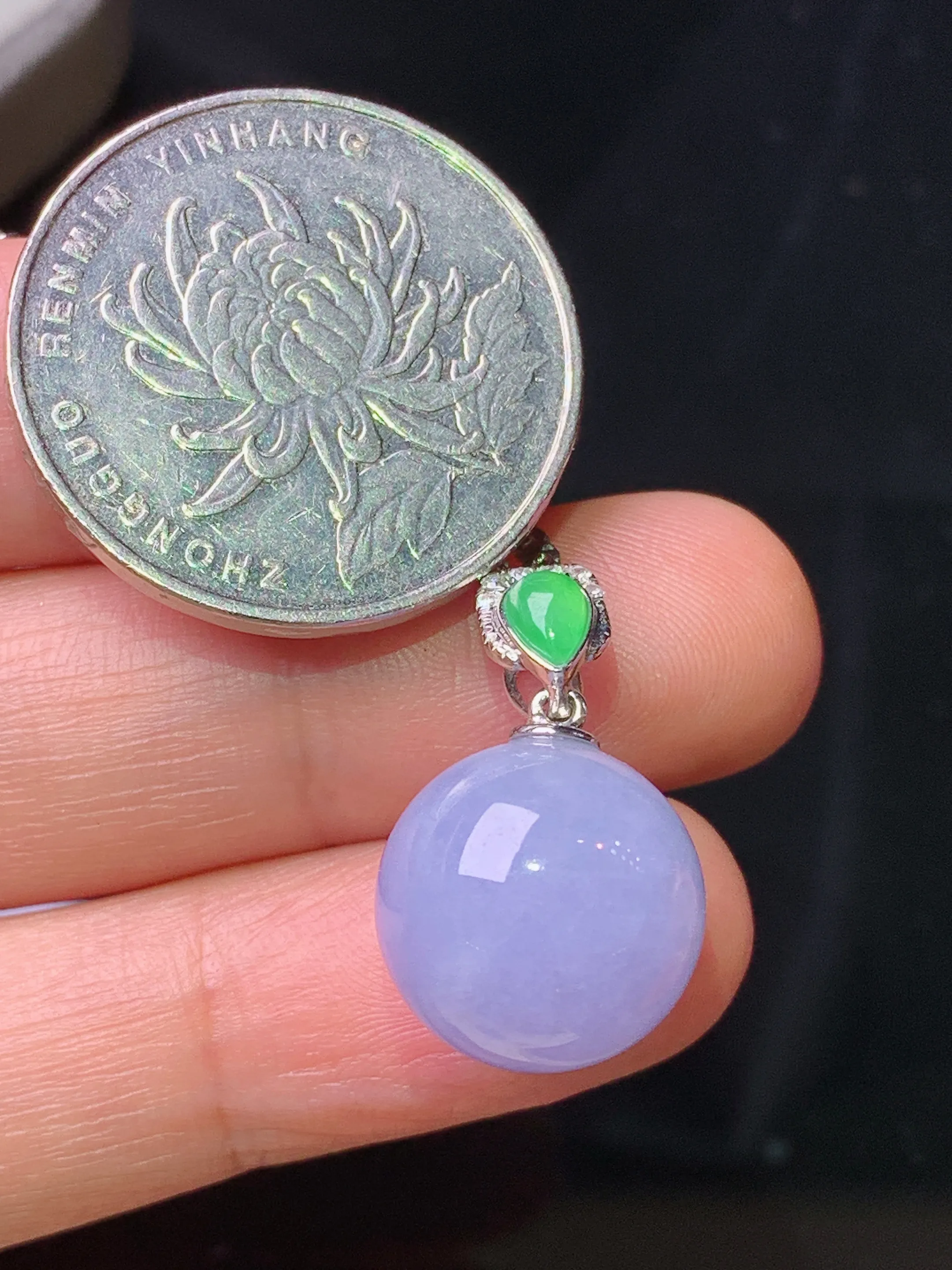 18k金钻镶嵌紫罗兰圆珠吊坠 玉质细腻 色泽清新艳丽 整体尺寸22.8*13.5