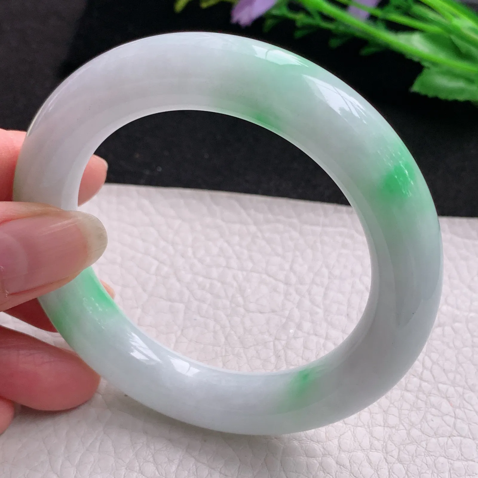 yh实拍56*11.8胖圆镯 缅甸翡翠精美白底青圆条玉手镯 玉手环