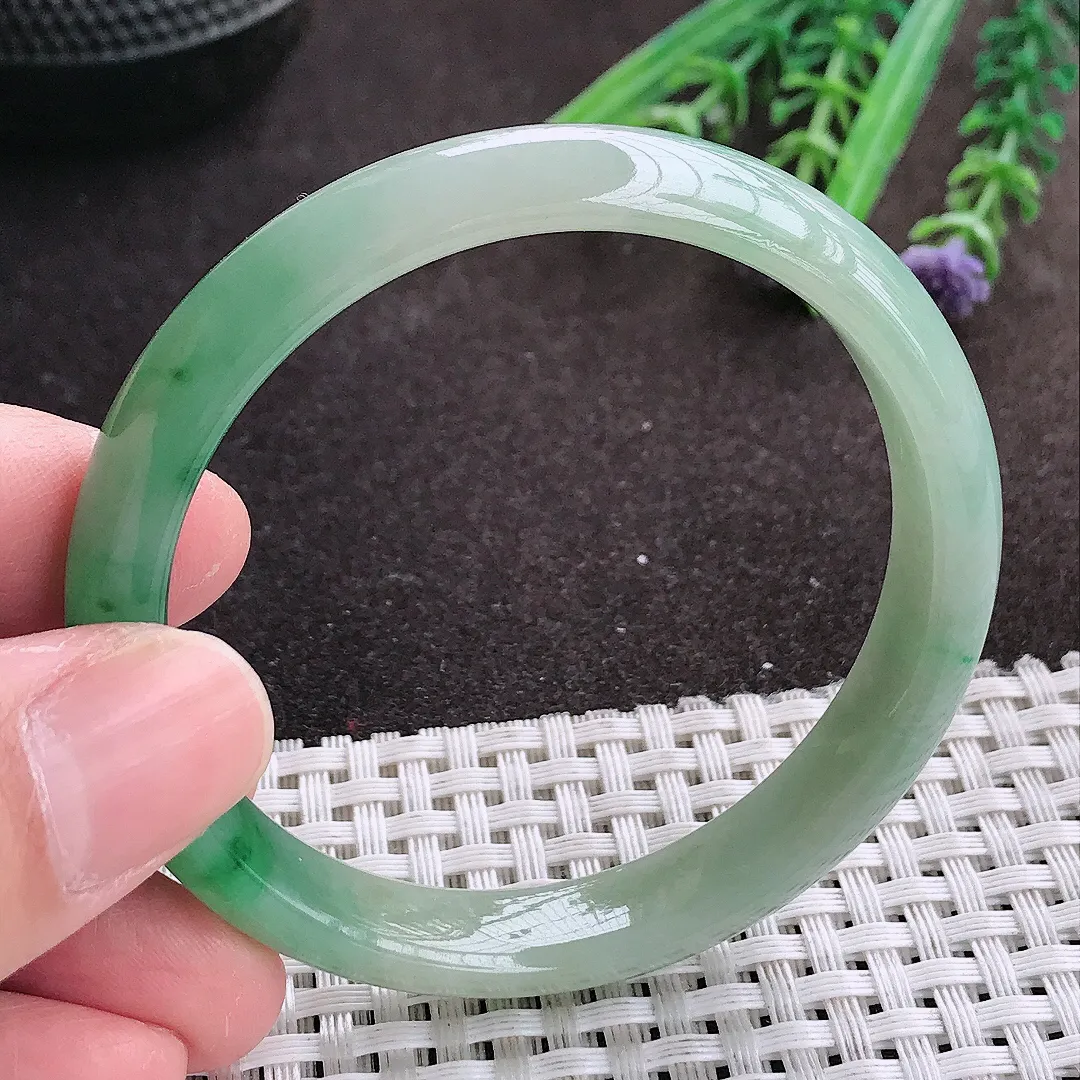 实拍A货翡翠53.5/10.6/6老坑冰胶水灵飘阳绿手镯宽边翡翠玉镯女款