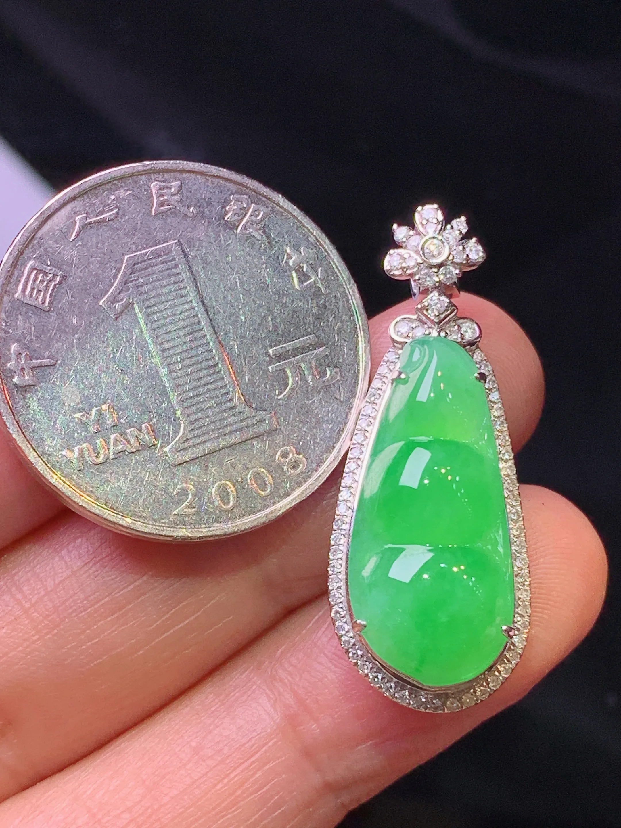 18k金钻镶嵌翠绿四季豆吊坠 玉质细腻 色泽艳丽清新 整体尺寸32*12.6*9.2