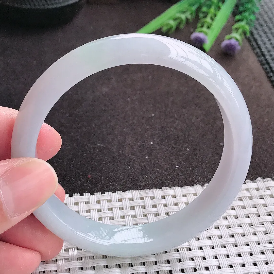 实拍A货翡翠60/12.4/7.6老坑秀气冰润白净手镯宽边翡翠玉镯女款