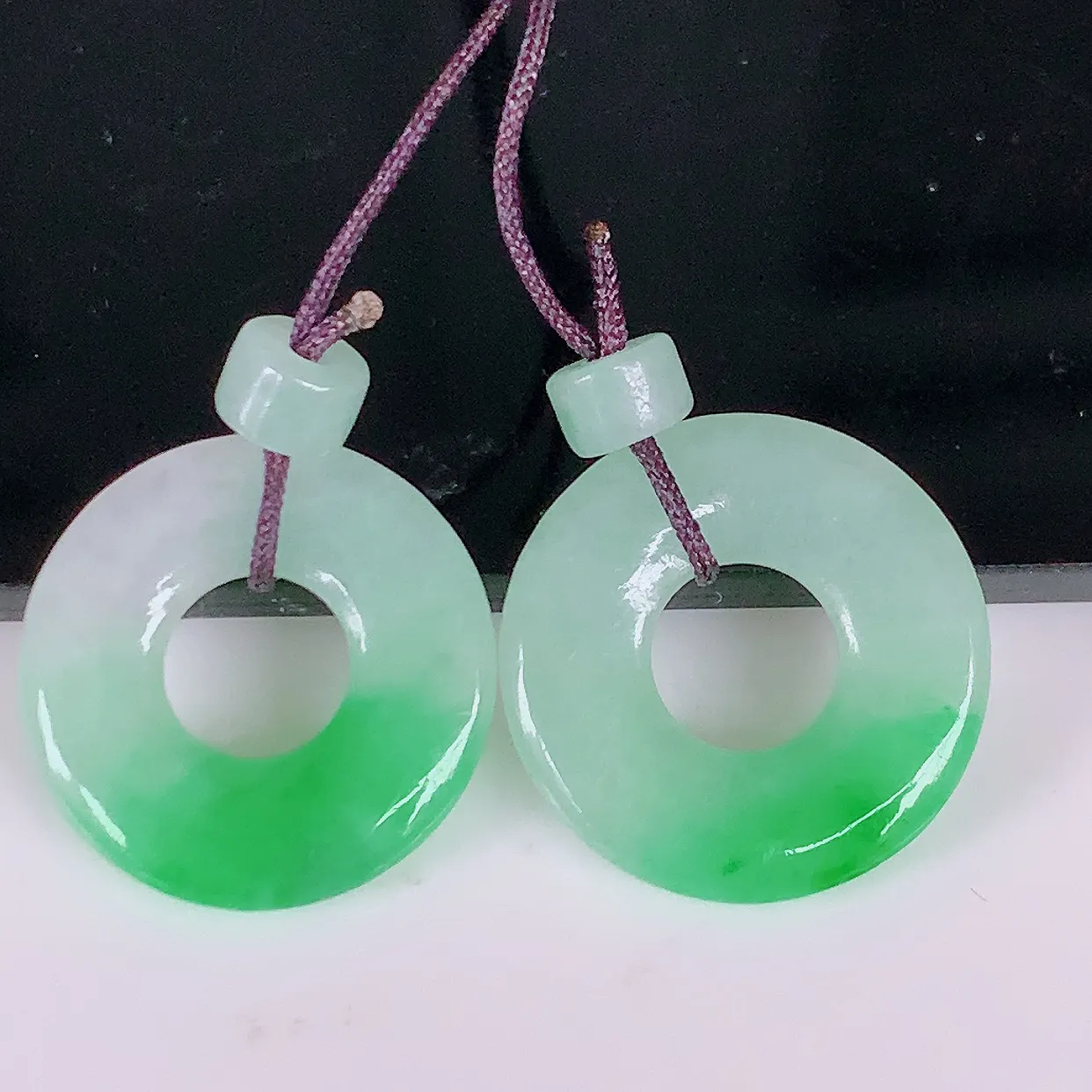 自然光实拍，冰飘阳绿翡翠一对平安扣耳坠，翠色灵动，玉质细腻，颜色漂亮，品相佳，佩戴佳品！配银线 #49.19