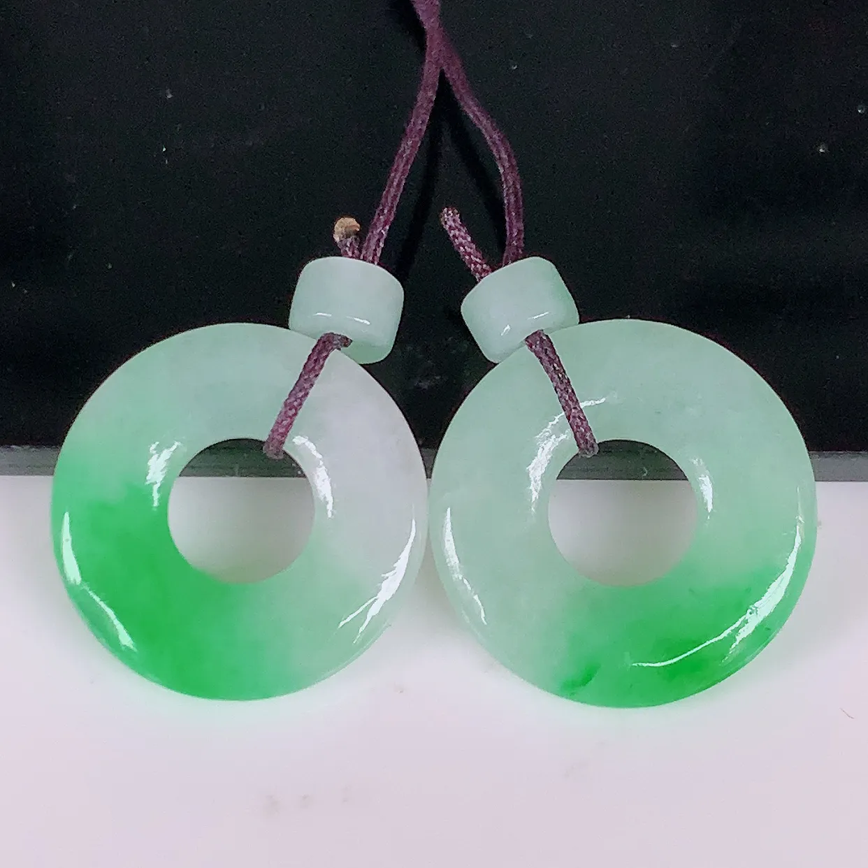 自然光实拍，冰飘阳绿翡翠一对平安扣耳坠，翠色灵动，玉质细腻，颜色漂亮，品相佳，佩戴佳品！配银线 #49.19