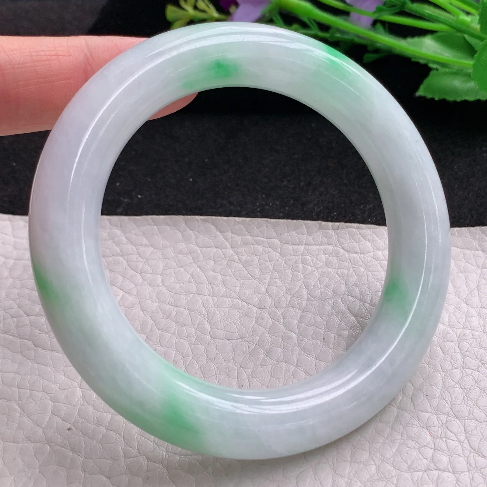 yh实拍56*11.8胖圆镯 缅甸翡翠精美白底青圆条玉手镯 玉手环