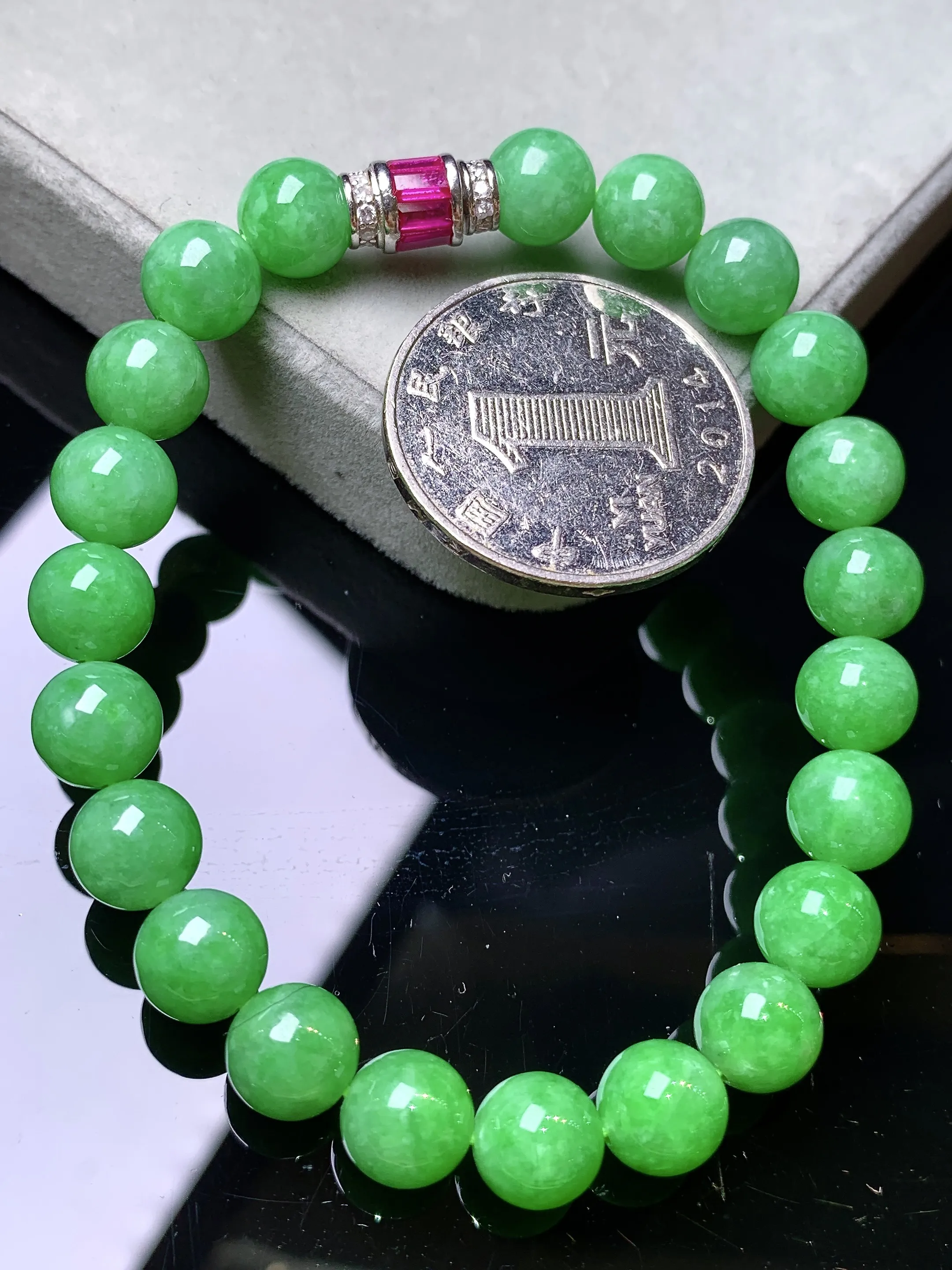 翠绿圆珠手链 玉质细腻 色泽清新艳丽 整体尺寸7.8