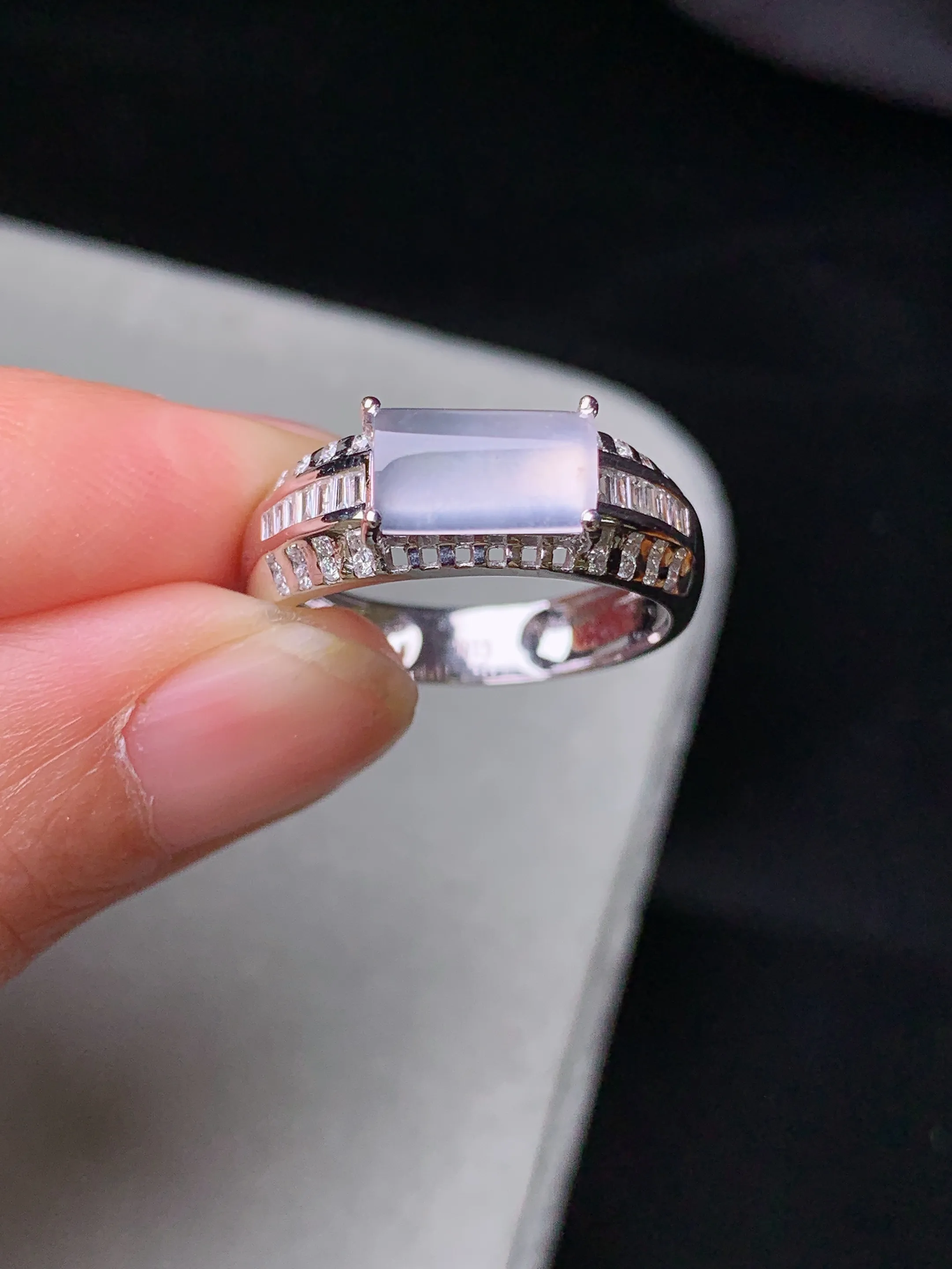 18k金钻镶嵌冰种玉柱戒指 吊坠 玉质细腻 色泽清新艳丽 圈口15 整体尺寸8.8*5.2*3.3