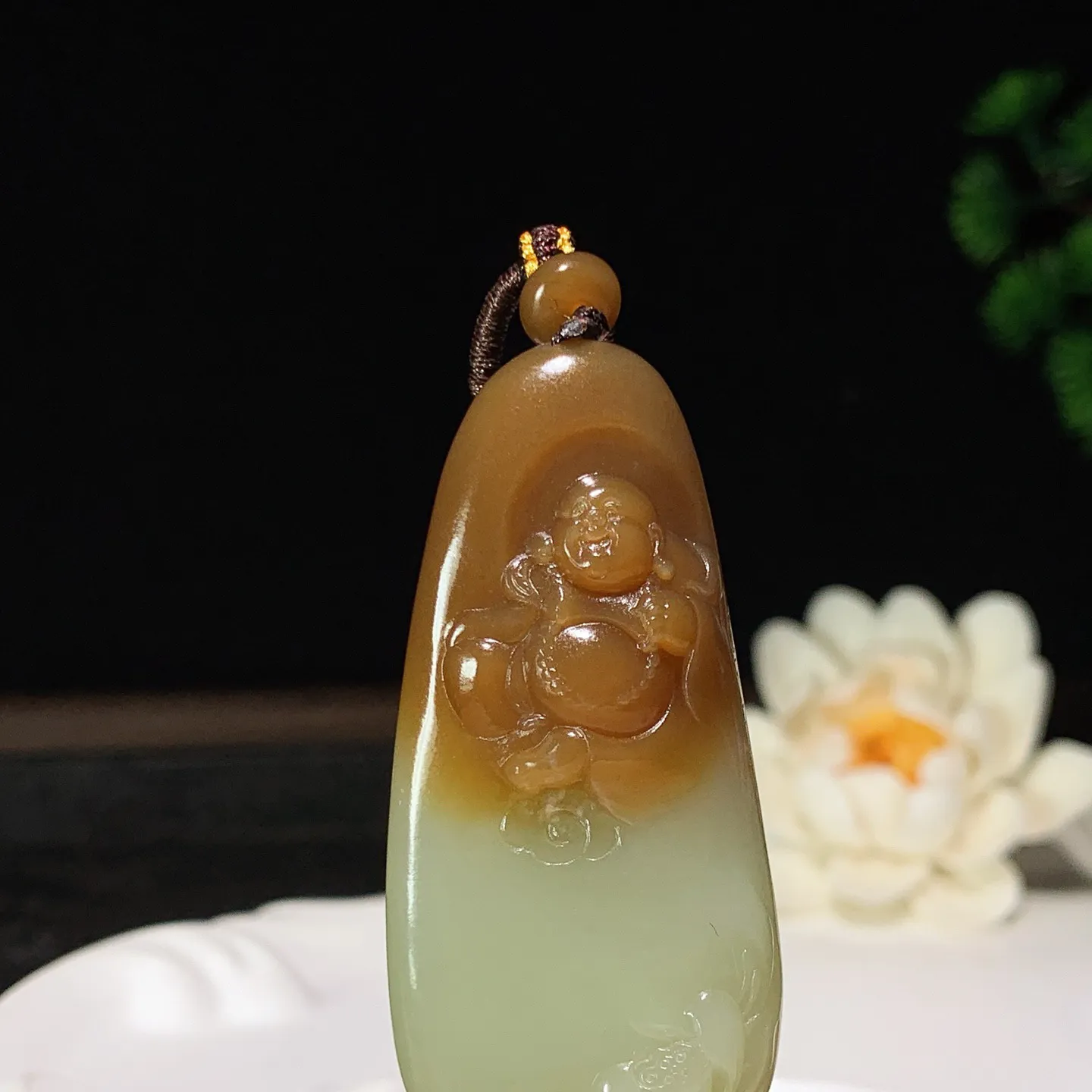 新疆和田玉且末糖佛引福来挂件。 尺寸59/27/12mm重32克。玉质细腻油润。手推出油。品相大气 lt260119