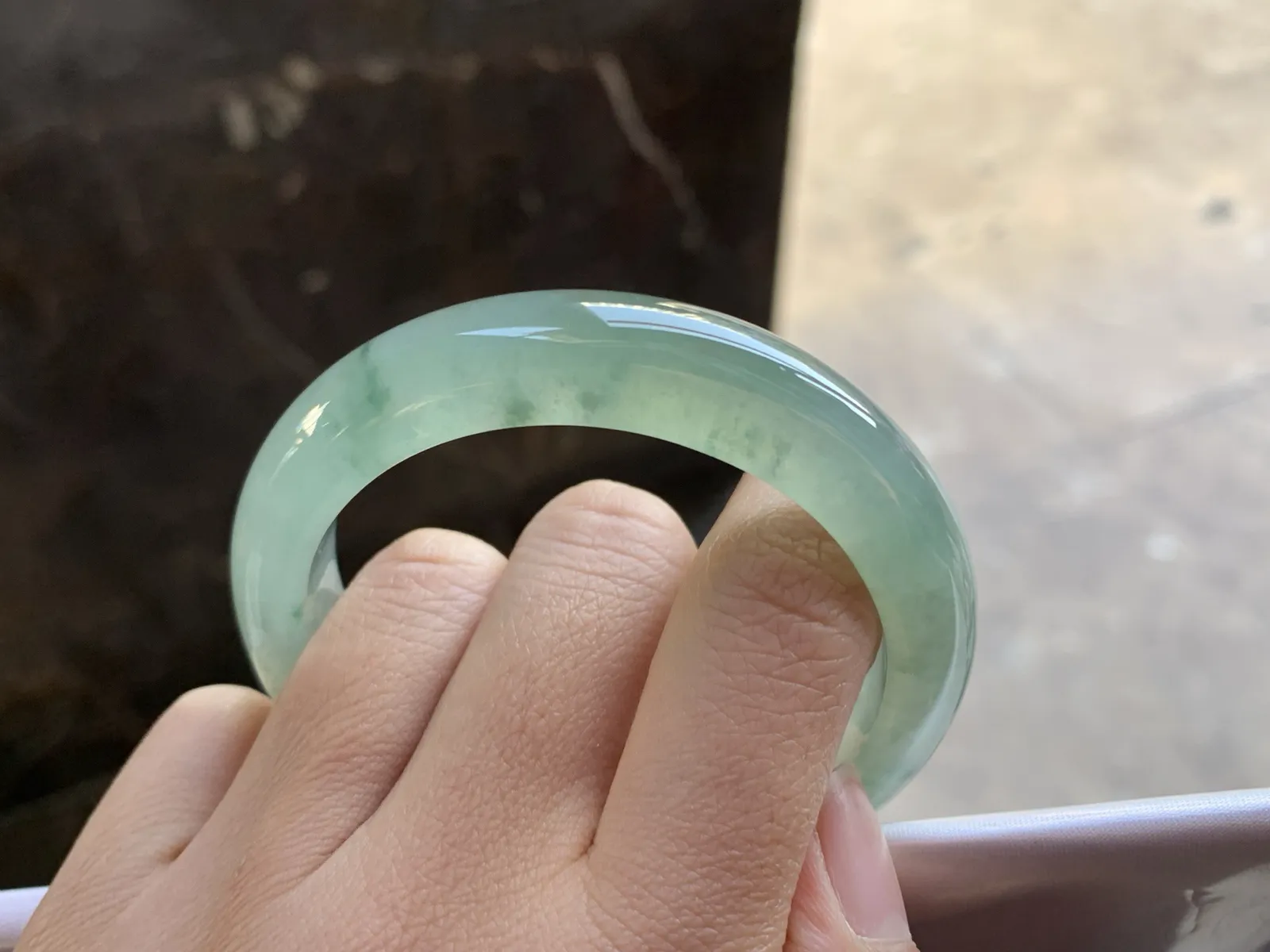 51.5-12.2-8.5

冰种晴水飘花手镯^_^清透 颜色好看