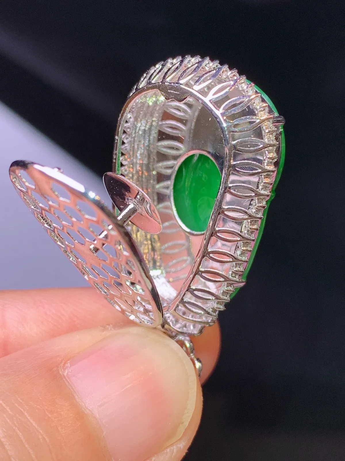 18k金钻镶嵌翠绿如意吊坠 玉质细腻 色泽清新艳丽 整体尺寸35.6*19.5*9.2