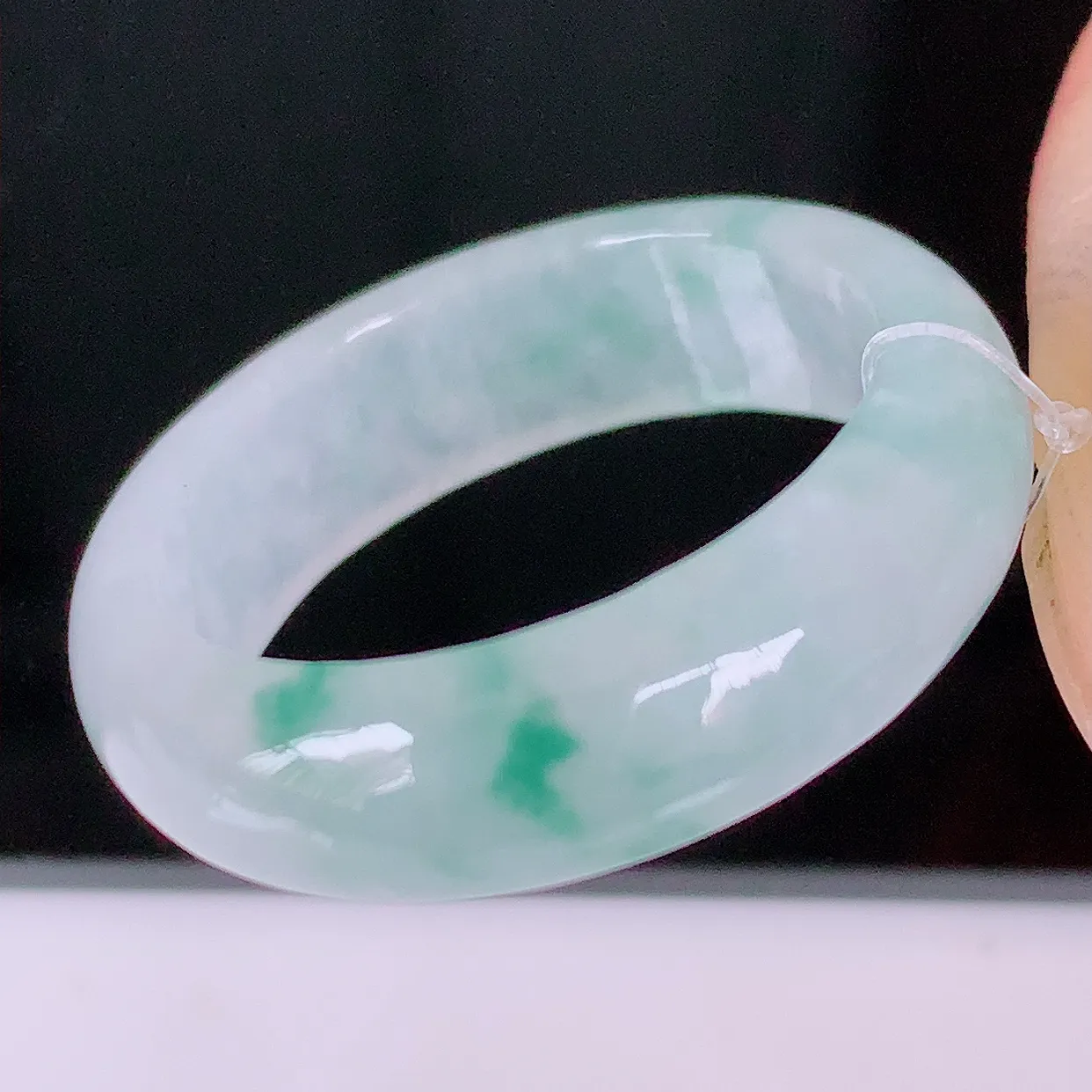 自然光实拍，冰种飘花翡翠指环，18.2mm内径翡翠指环，玉戒指，玉质莹润，好精美好冰润的指环，17圈