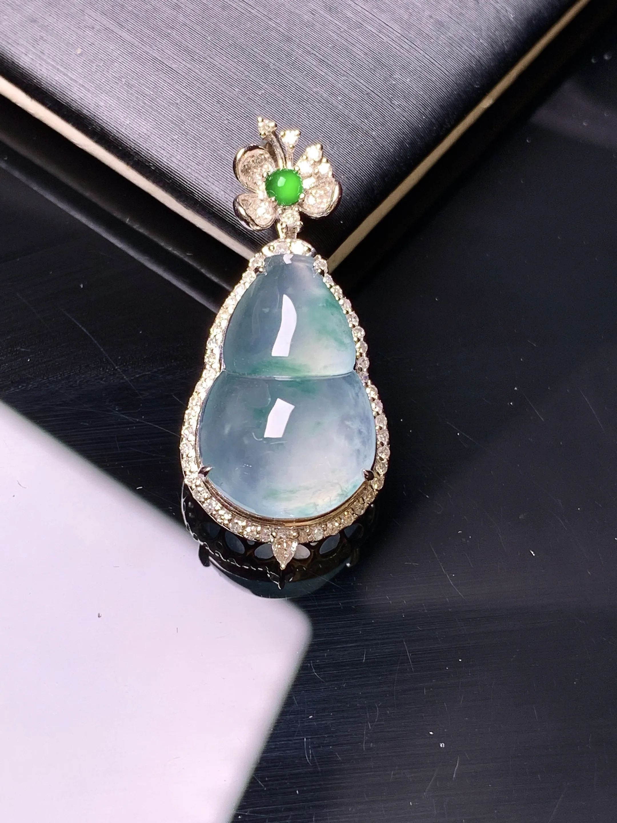 18k金钻镶嵌冰种葫芦吊坠 玉质细腻 色泽艳丽清新 整体尺寸30*13.8*9.5