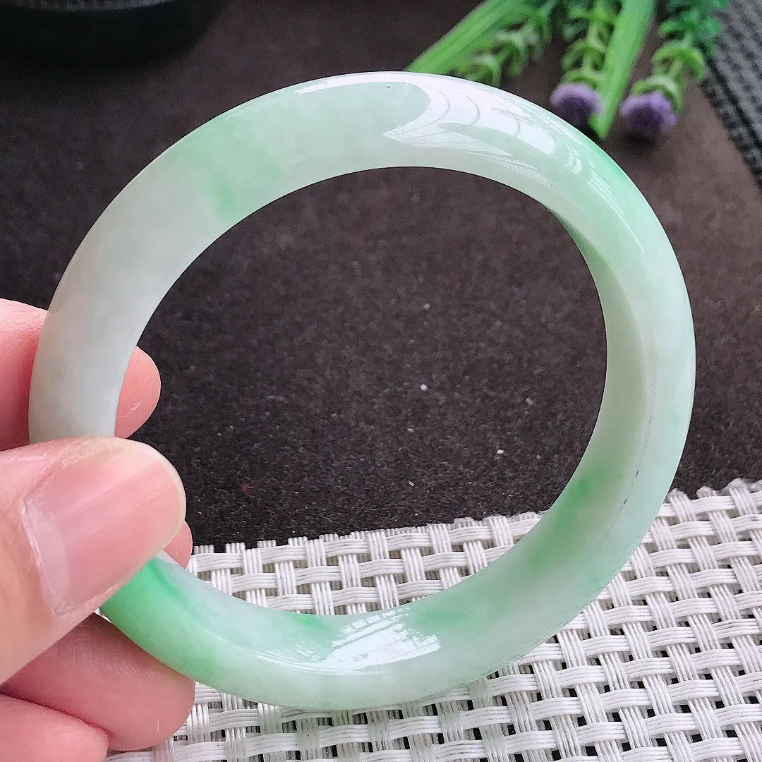 实拍A货翡翠56.8/12.5/8.3老坑秀气冰润飘绿手镯宽边翡翠玉镯女款