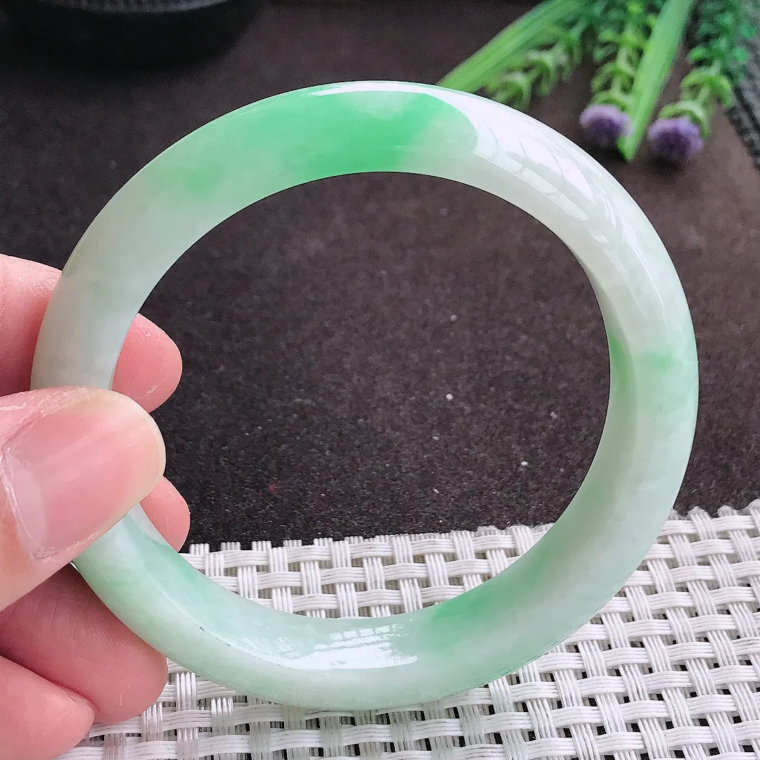 实拍A货翡翠56.8/12.5/8.3老坑秀气冰润飘绿手镯宽边翡翠玉镯女款