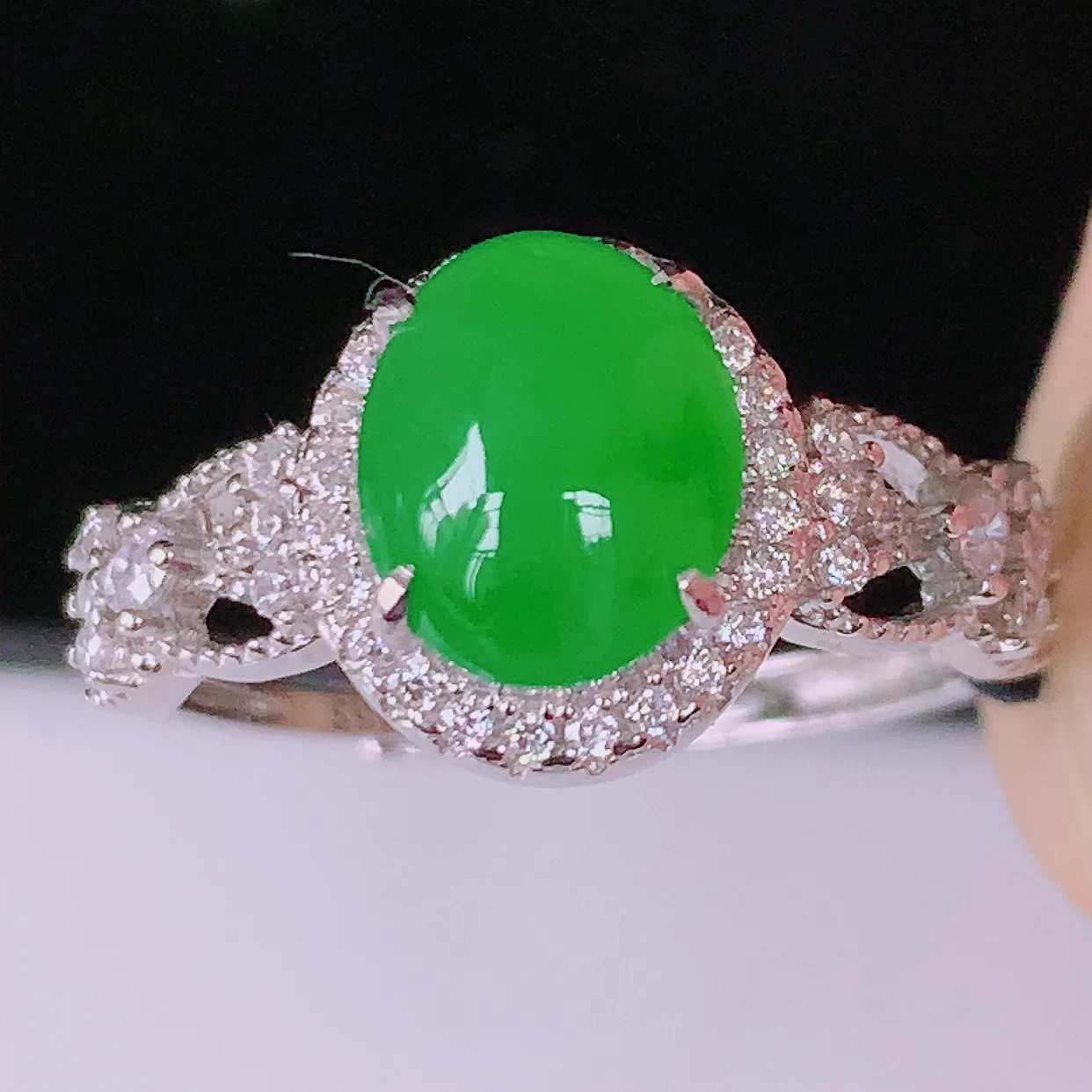 冰透满绿翡翠925银镶嵌戒指，自然光实拍，翠色灵动，颜色漂亮，种老水足，品相佳，佩戴佳品！#97.19（圈口可调大小）整体25*18*7.2裸石8.5*6.8