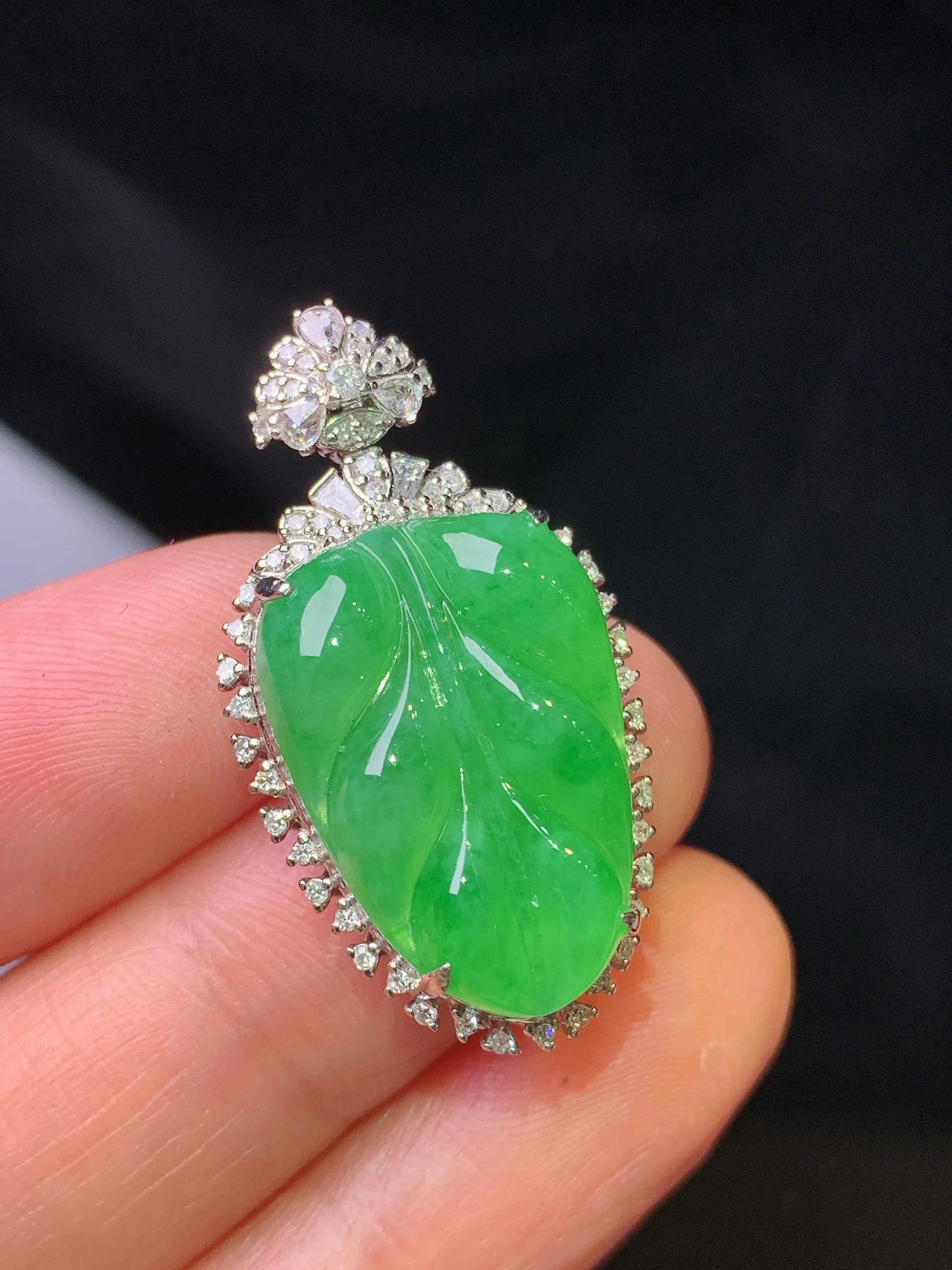 18k金钻镶嵌翠绿树叶吊坠 玉质细腻 色泽清新艳丽 整体尺寸32*17.2*9.3