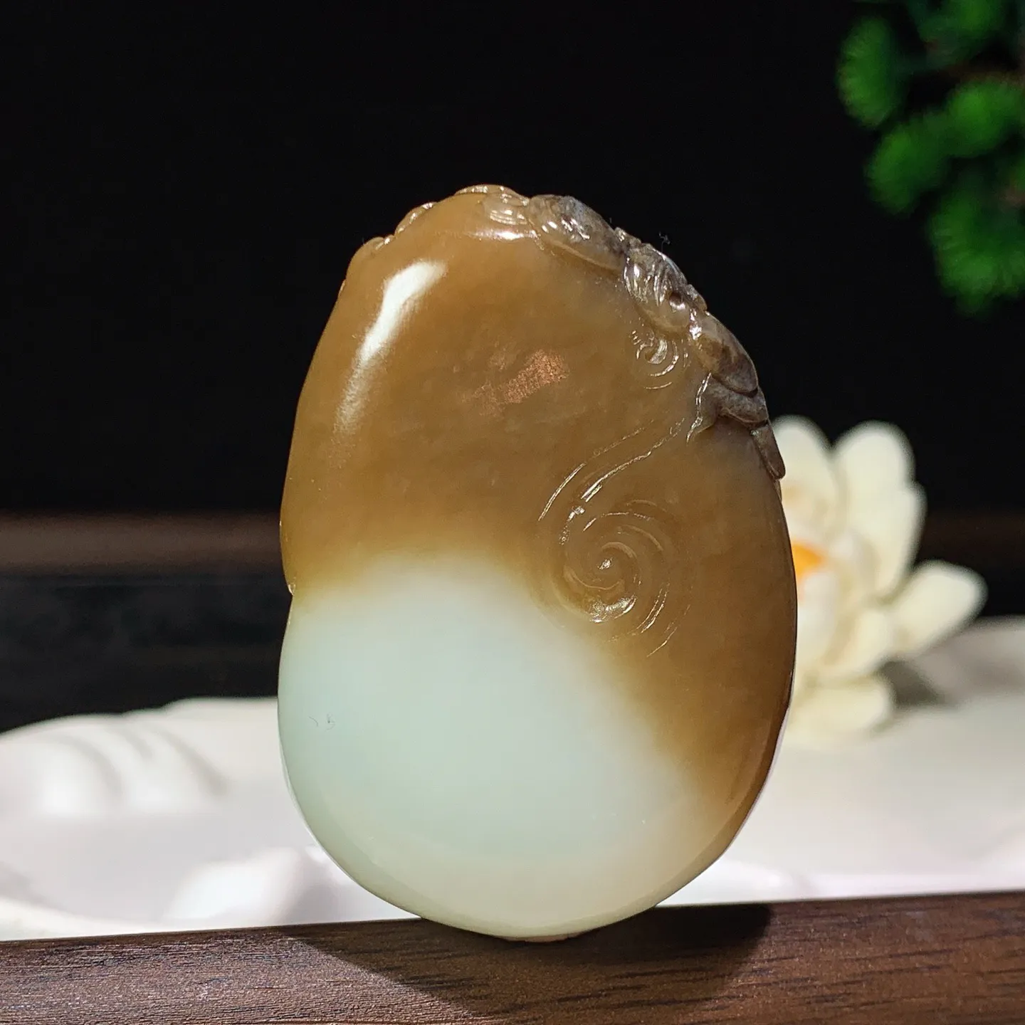 新疆和田玉且末糖财神爷挂件。 尺寸52/37/17mm重62.5克。玉质细腻油润。手推出油。品相大气 lt260119