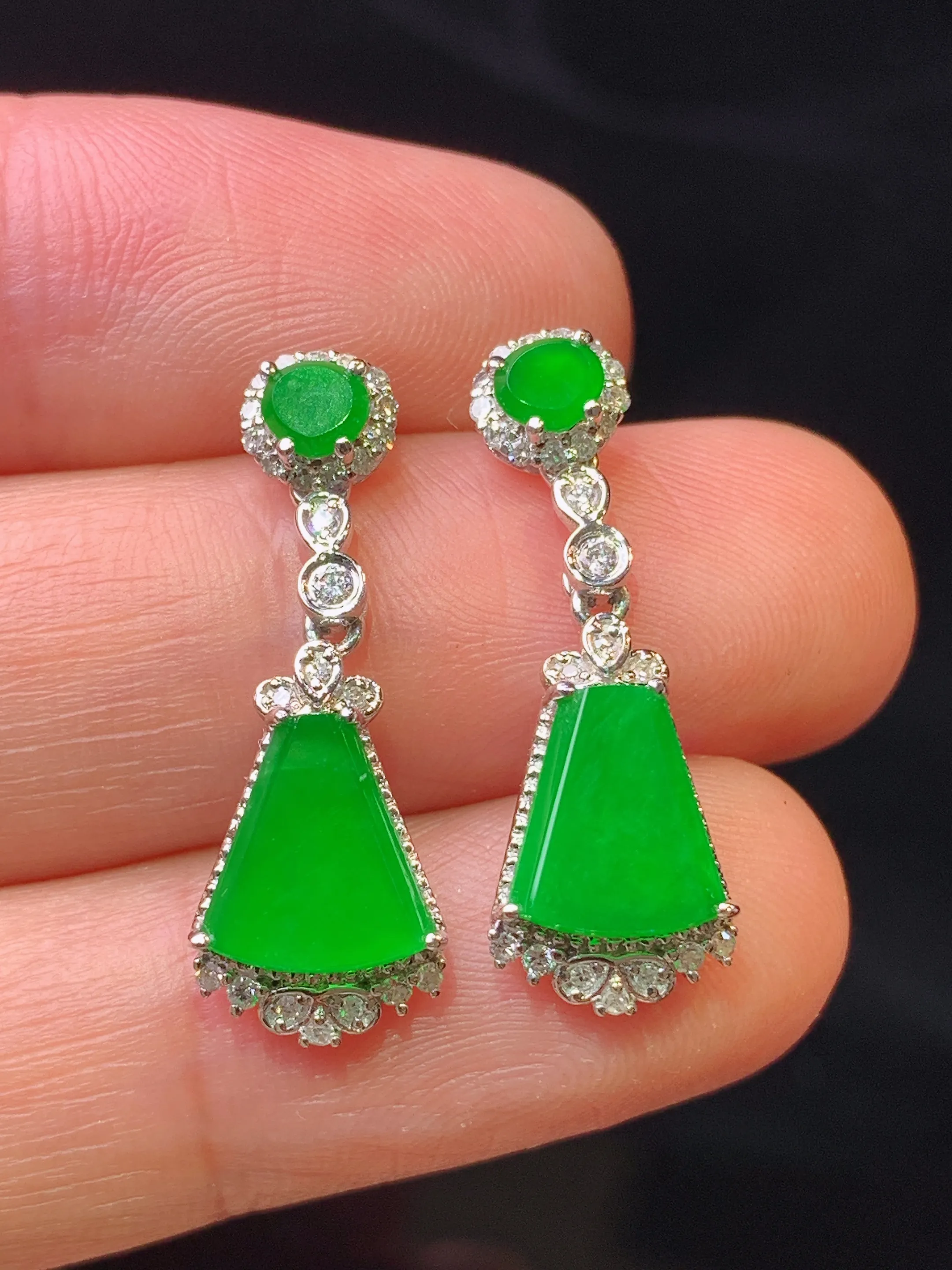 18k金钻镶满绿无事牌耳坠 玉质细腻 色泽艳丽清新 整体尺寸24.6*8.6*4.3