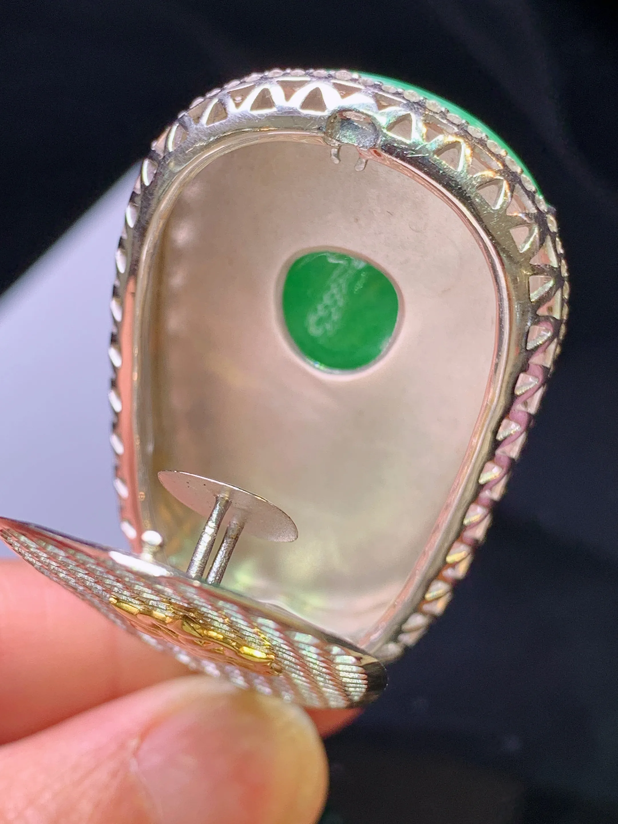 18k金钻镶嵌翠绿如意吊坠 玉质细腻 色泽艳丽清新 整体尺寸59*31*11.5