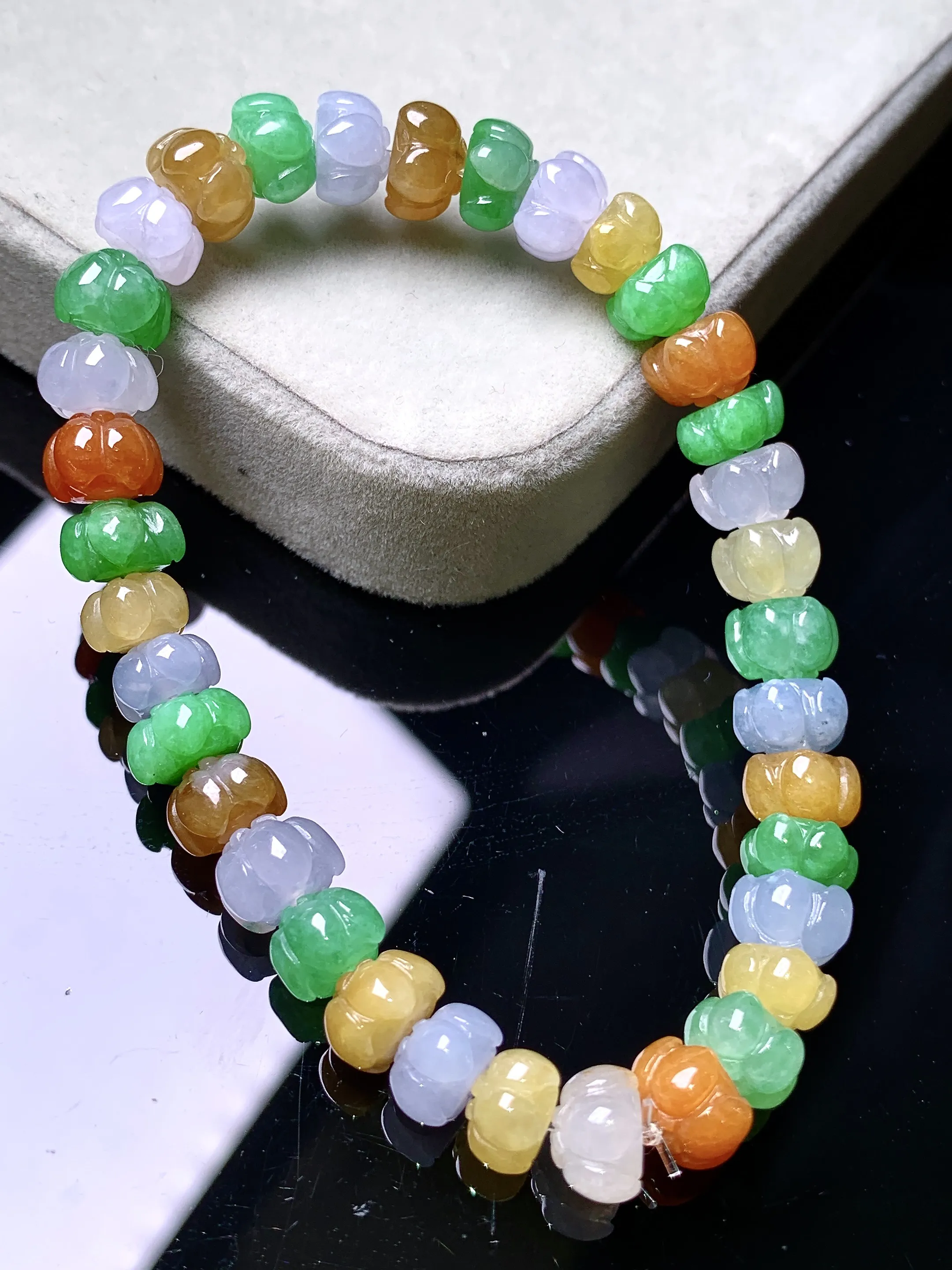 多彩花蕾手链 玉质细腻 色泽艳丽清新 整体尺寸7.5*5.8