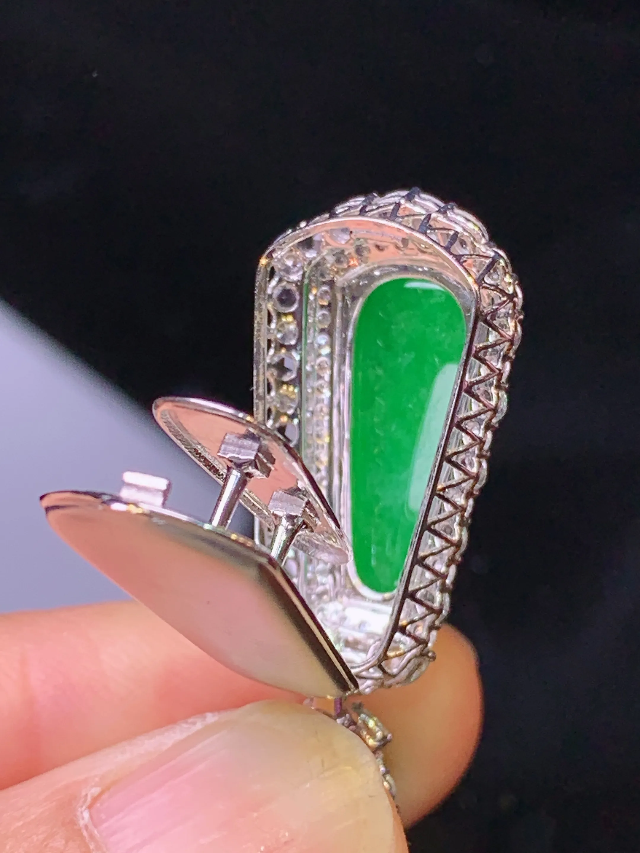 18k金钻镶嵌翠绿玉柱吊坠 玉质细腻 色泽艳丽清新 整体尺寸33.6*13.5*11