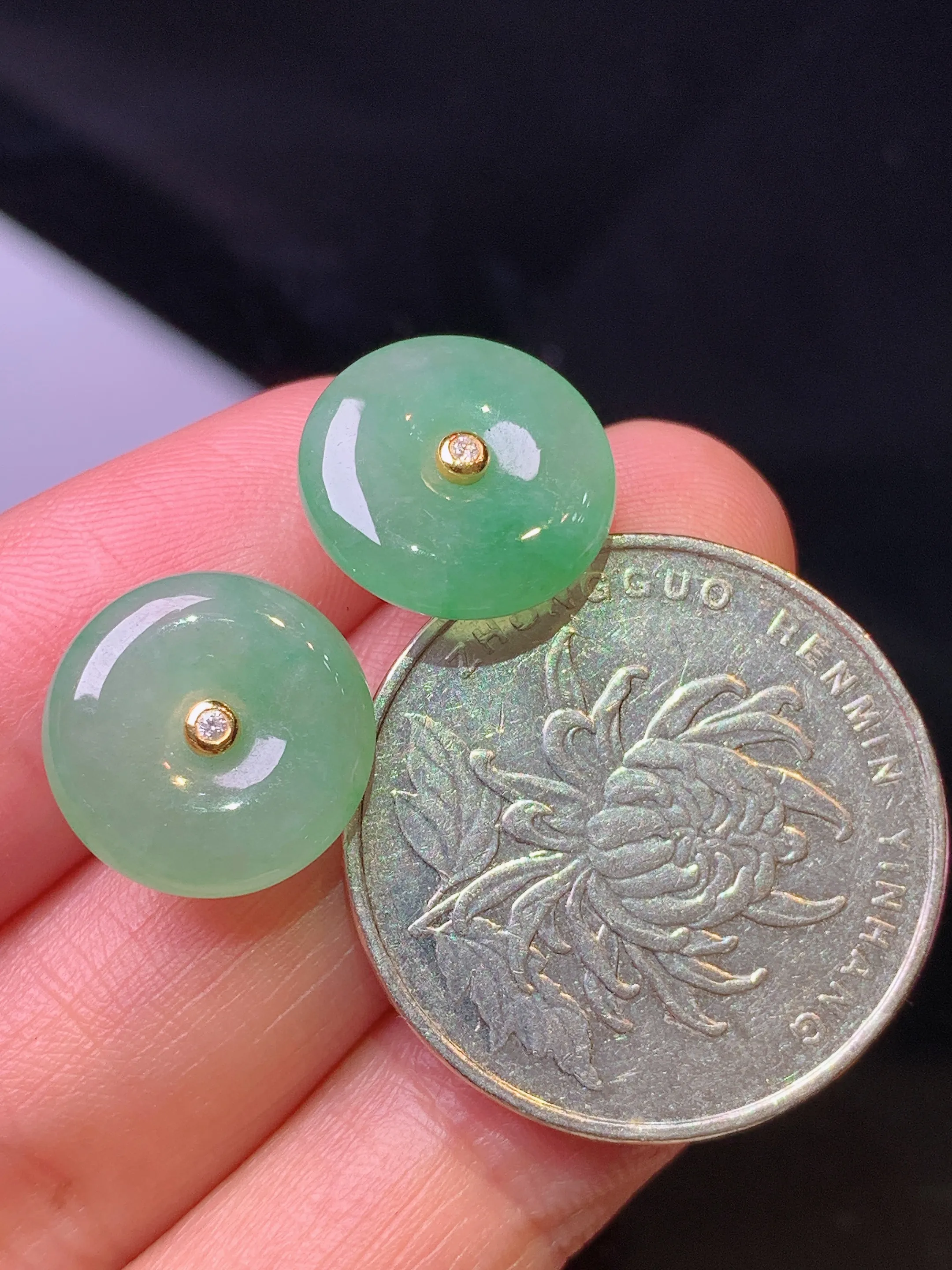 18k金镶嵌浅绿平安扣耳钉 玉质细腻 色泽艳丽清新 整体尺寸13*4