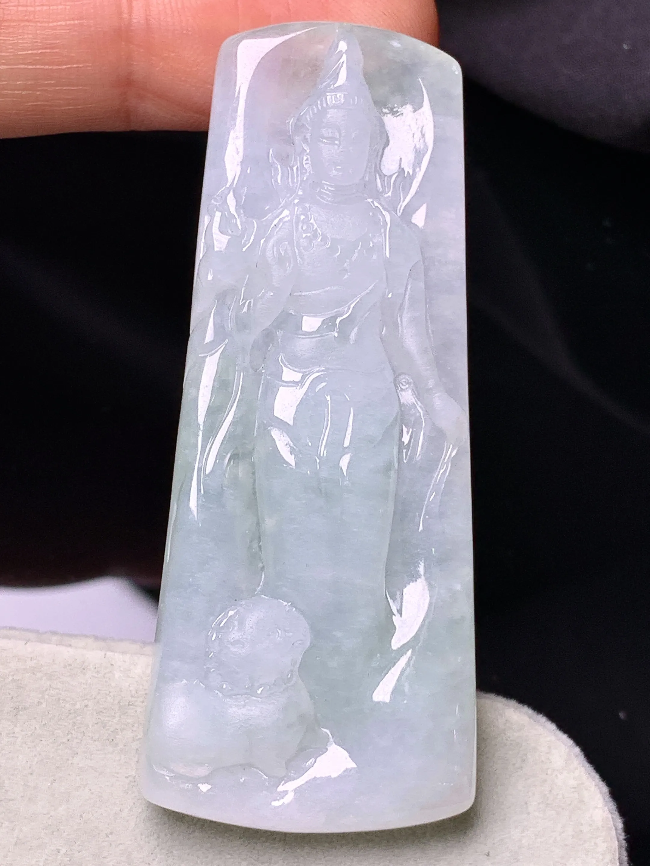 冰种观音菩萨吊坠 玉质细腻 色泽艳丽清新 整体尺寸57*23.5*6.6