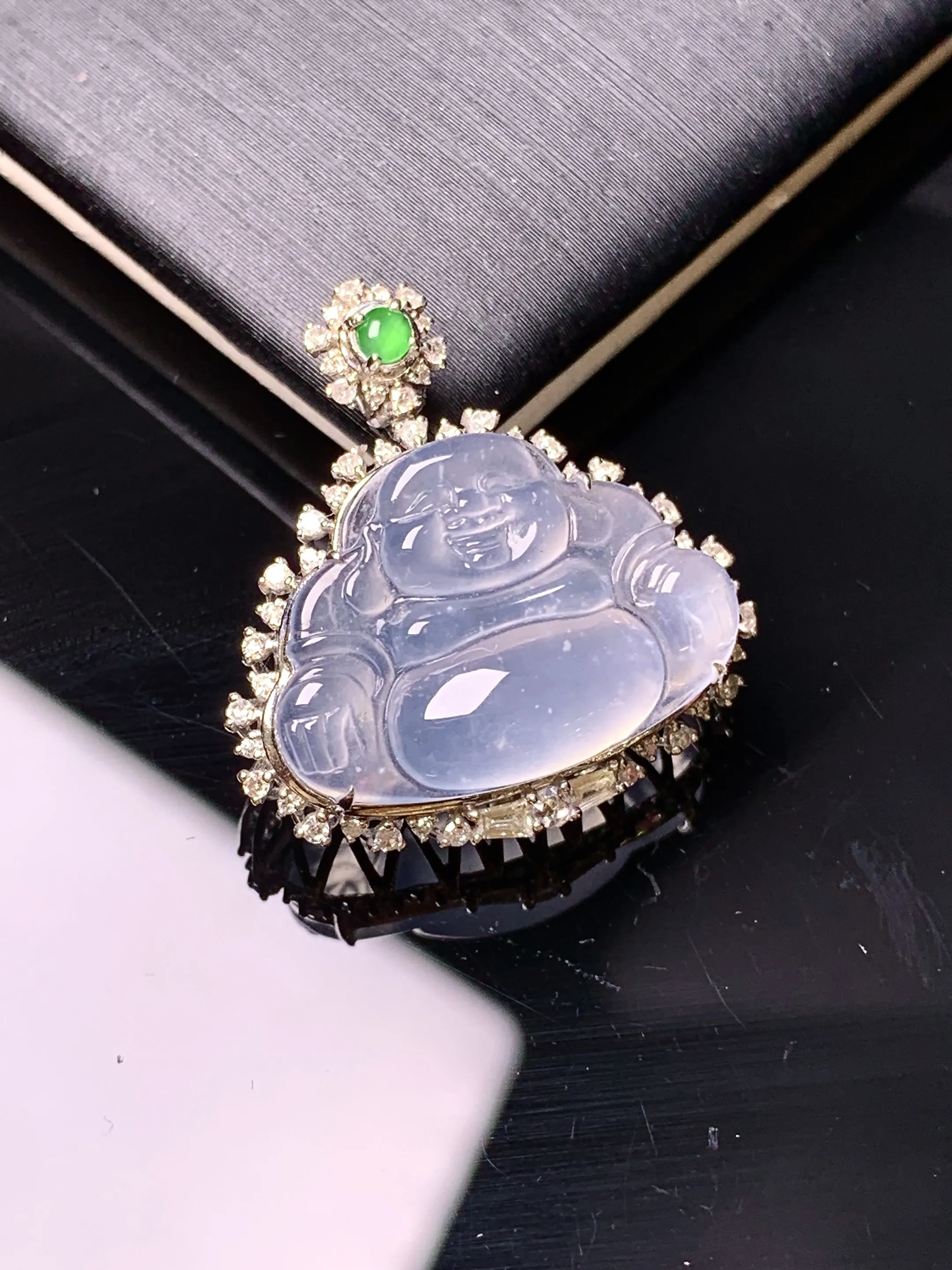 18k金钻镶嵌冰种佛公吊坠 玉质细腻 色泽艳丽清新 整体尺寸23*21.8*8.8