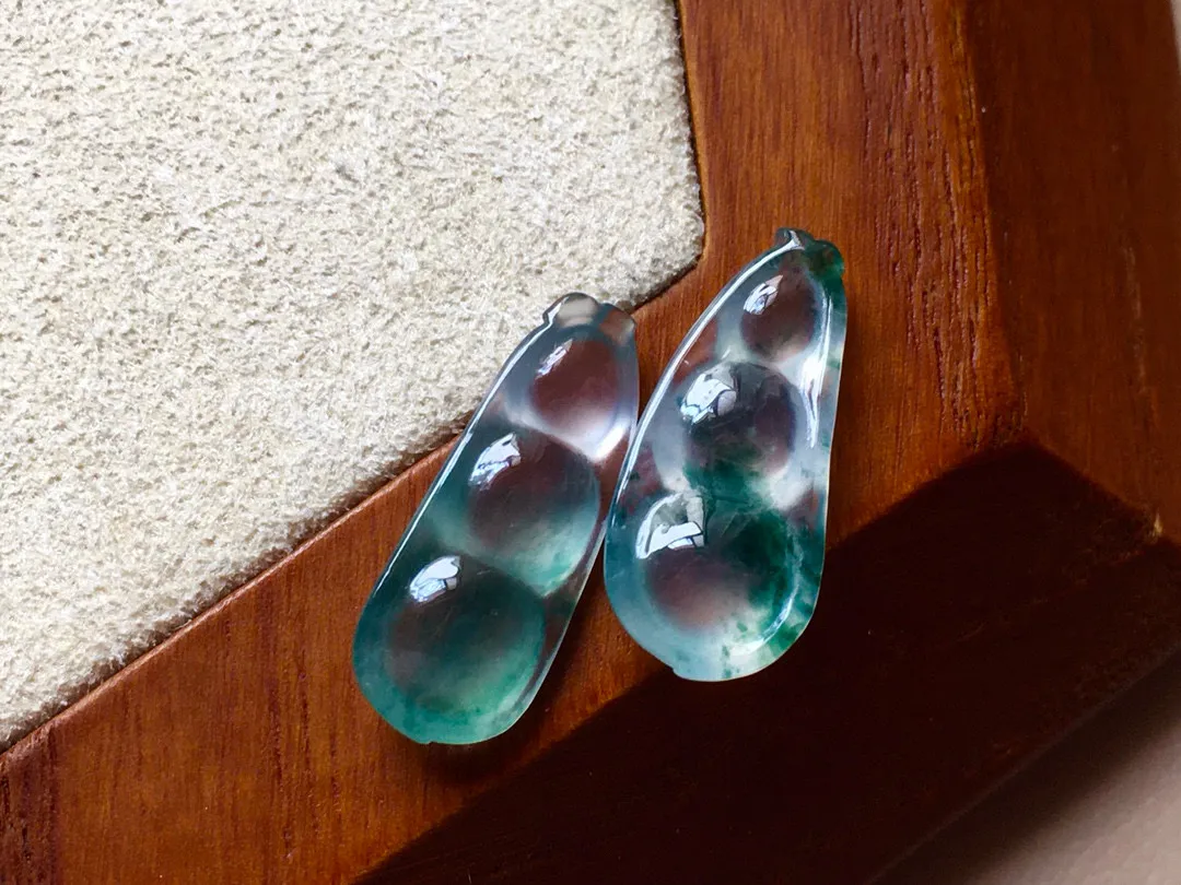 飘彩福豆一对 飘彩十分漂亮，种老极致，光感十足，尺寸18*8.2*4.3、18*7.3*4