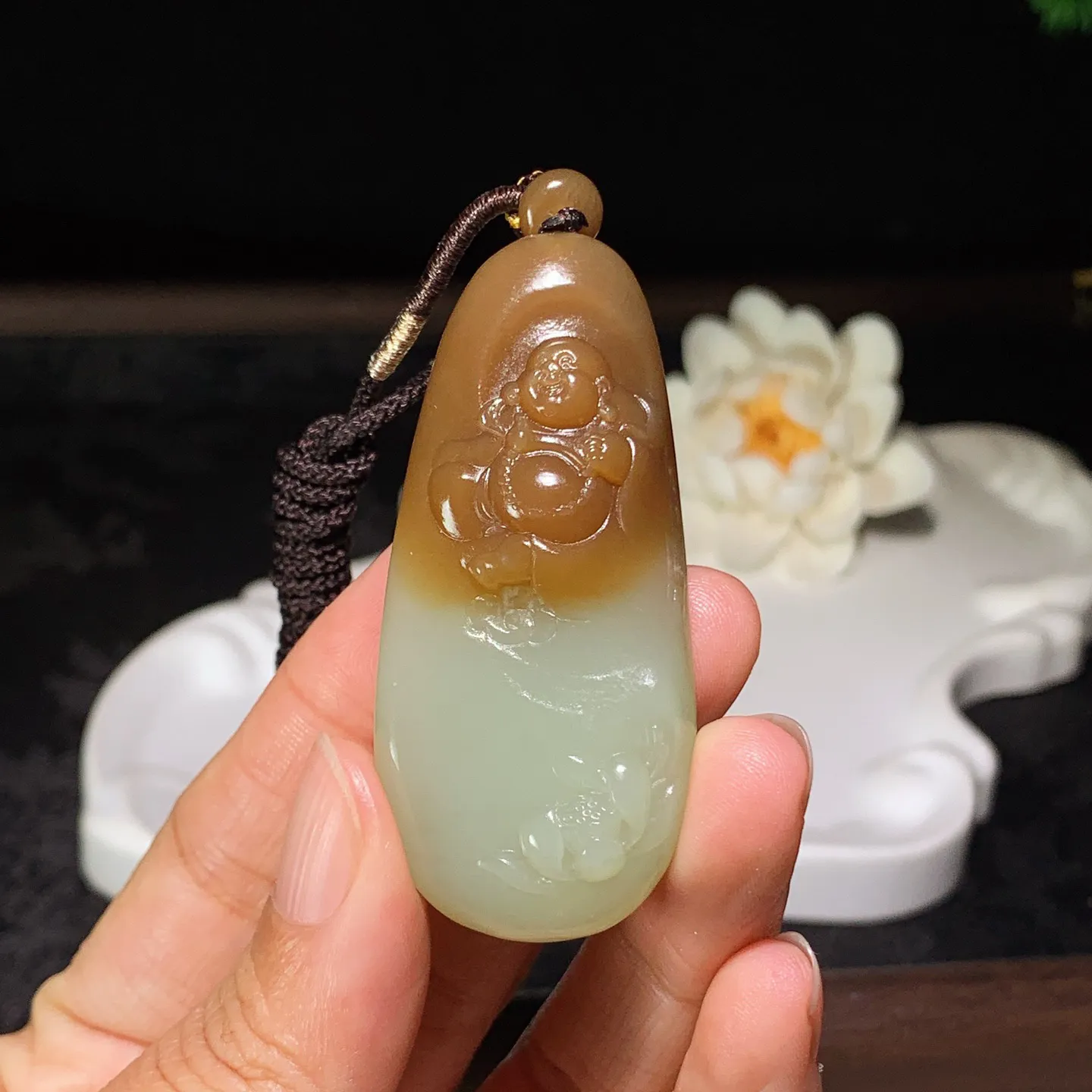 新疆和田玉且末糖佛引福来挂件。 尺寸59/27/12mm重32克。玉质细腻油润。手推出油。品相大气 lt260119