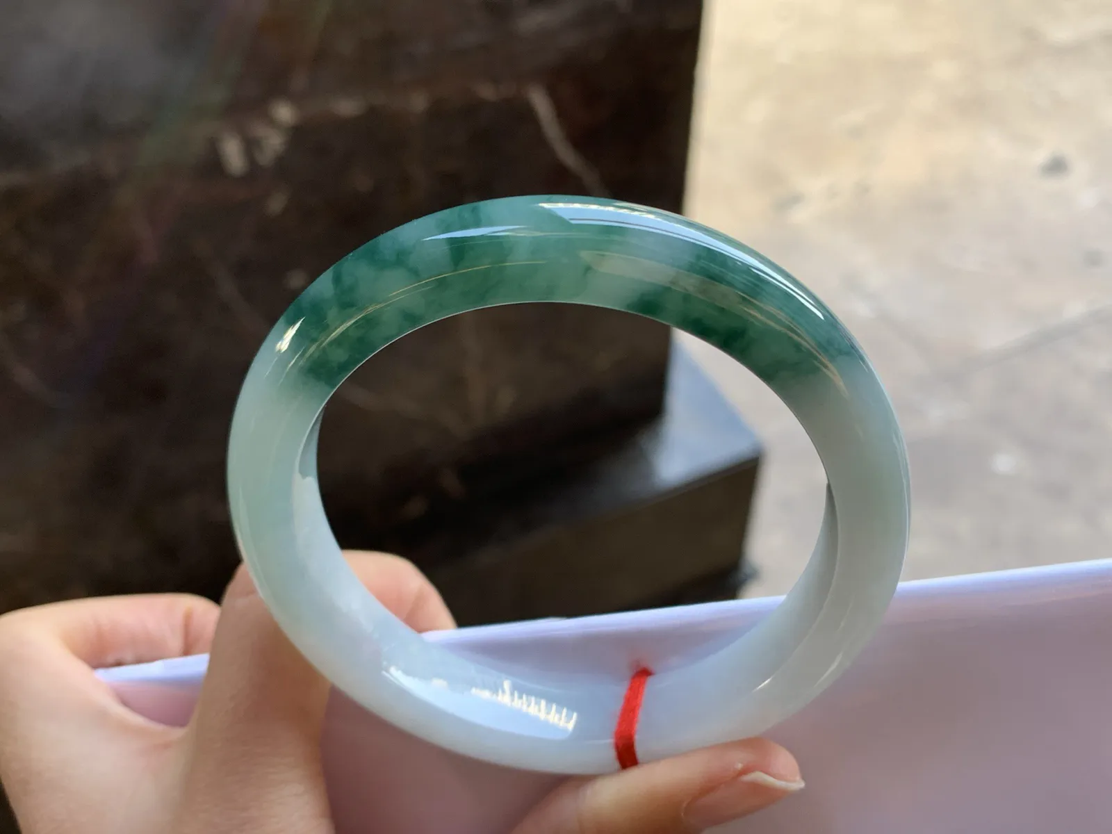 63-12-9.5

蓝花大圈手镯^_^鲜艳 玉质温润