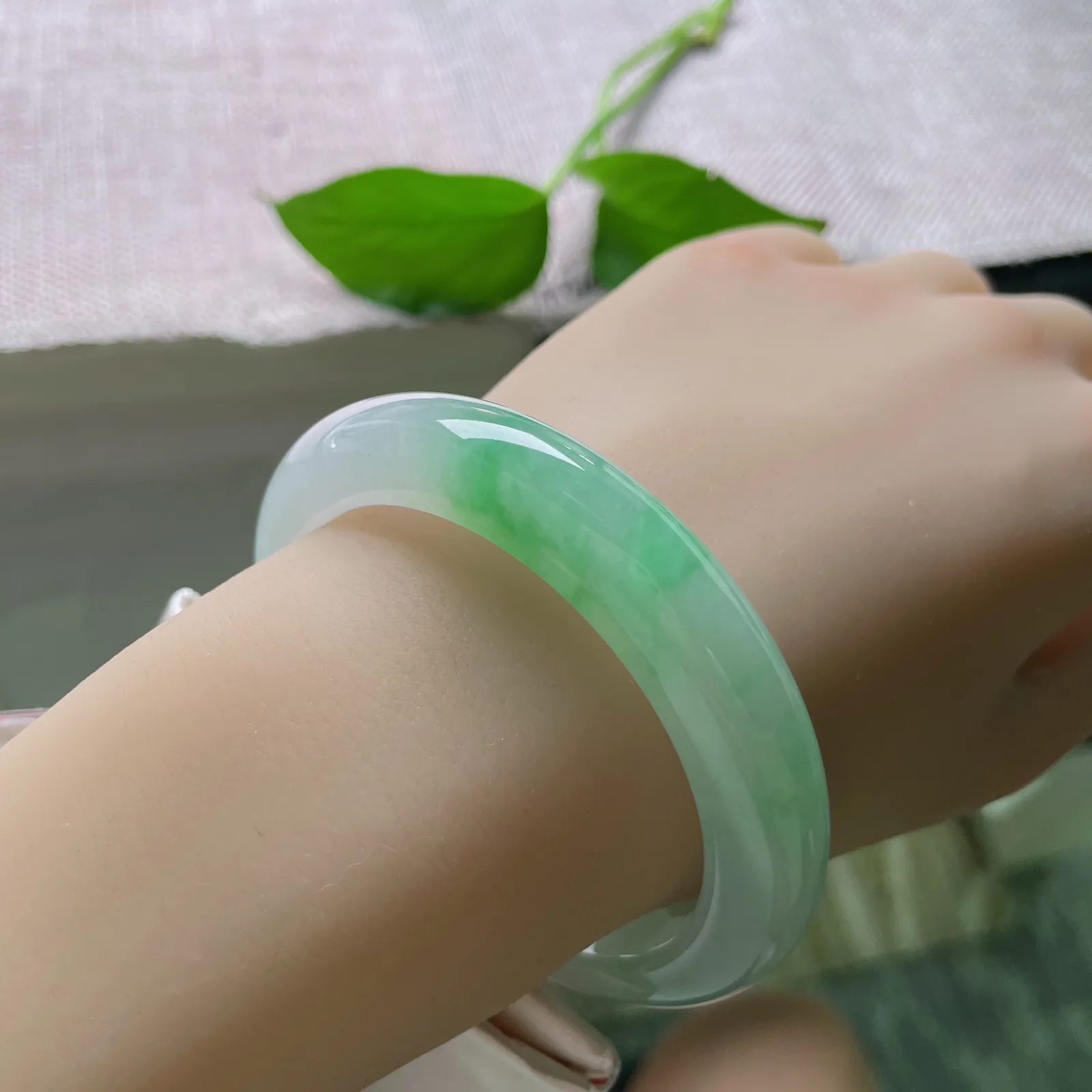 55.4/11.5/9.1，飘绿，正圈，春色满园，水润，细腻，甜美，优雅，贵气