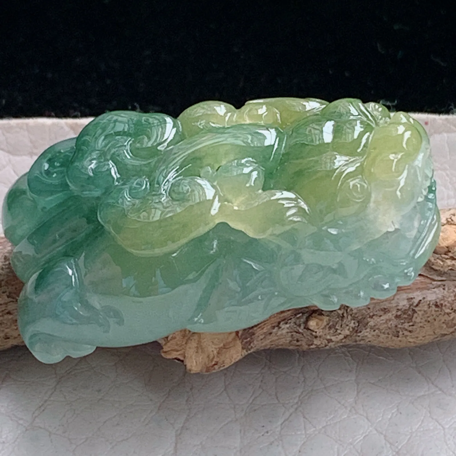 lz实拍36.8*21*12.5缅甸翡翠精雕俏色三彩冰皮休 貔貅玉吊坠 玉挂坠