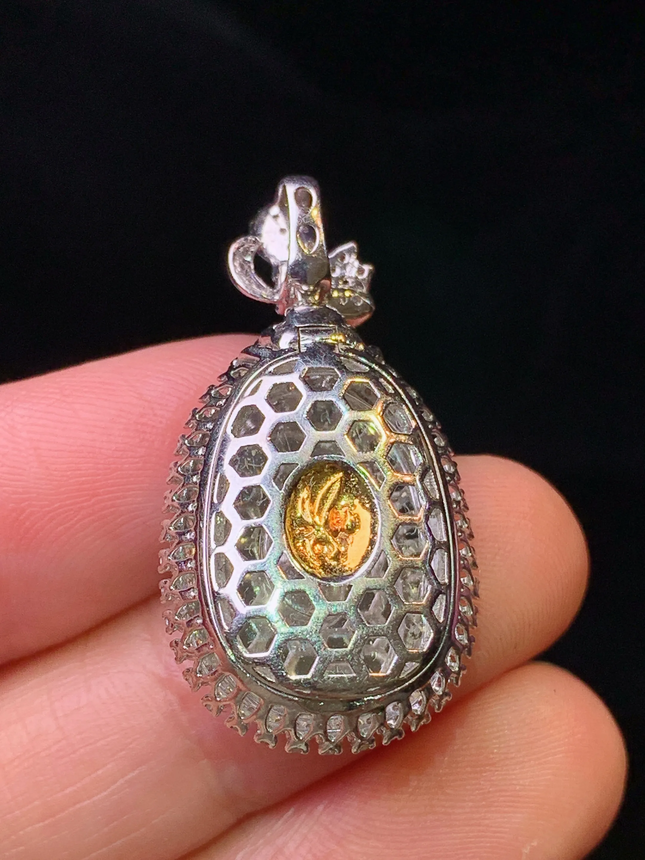 18k金钻镶嵌翠绿如意吊坠 玉质细腻 色泽艳丽清新 整体尺寸32*17*9.5