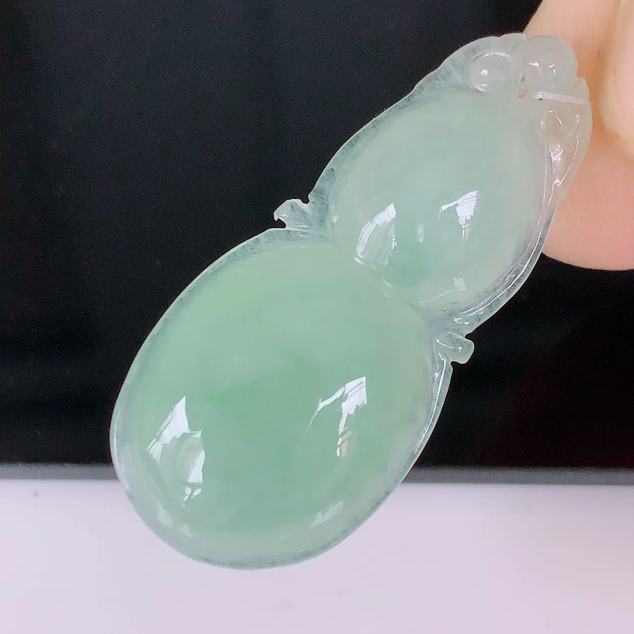 自然光实拍，冰种满绿翡翠葫芦吊坠，寓意福禄双全，财源滚滚，清新脱俗，佩戴效果优雅迷人！#49.19