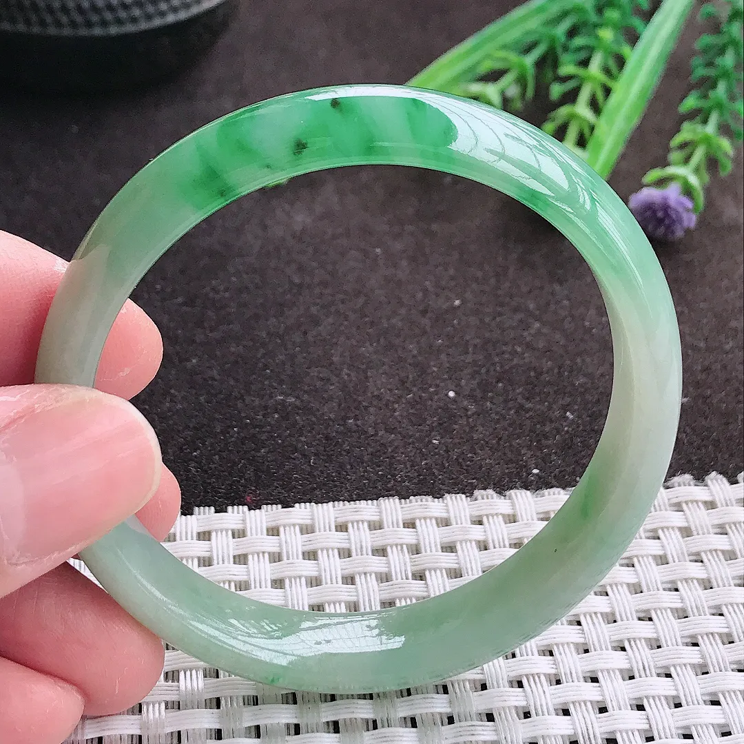 实拍A货翡翠53.5/10.6/6老坑冰胶水灵飘阳绿手镯宽边翡翠玉镯女款