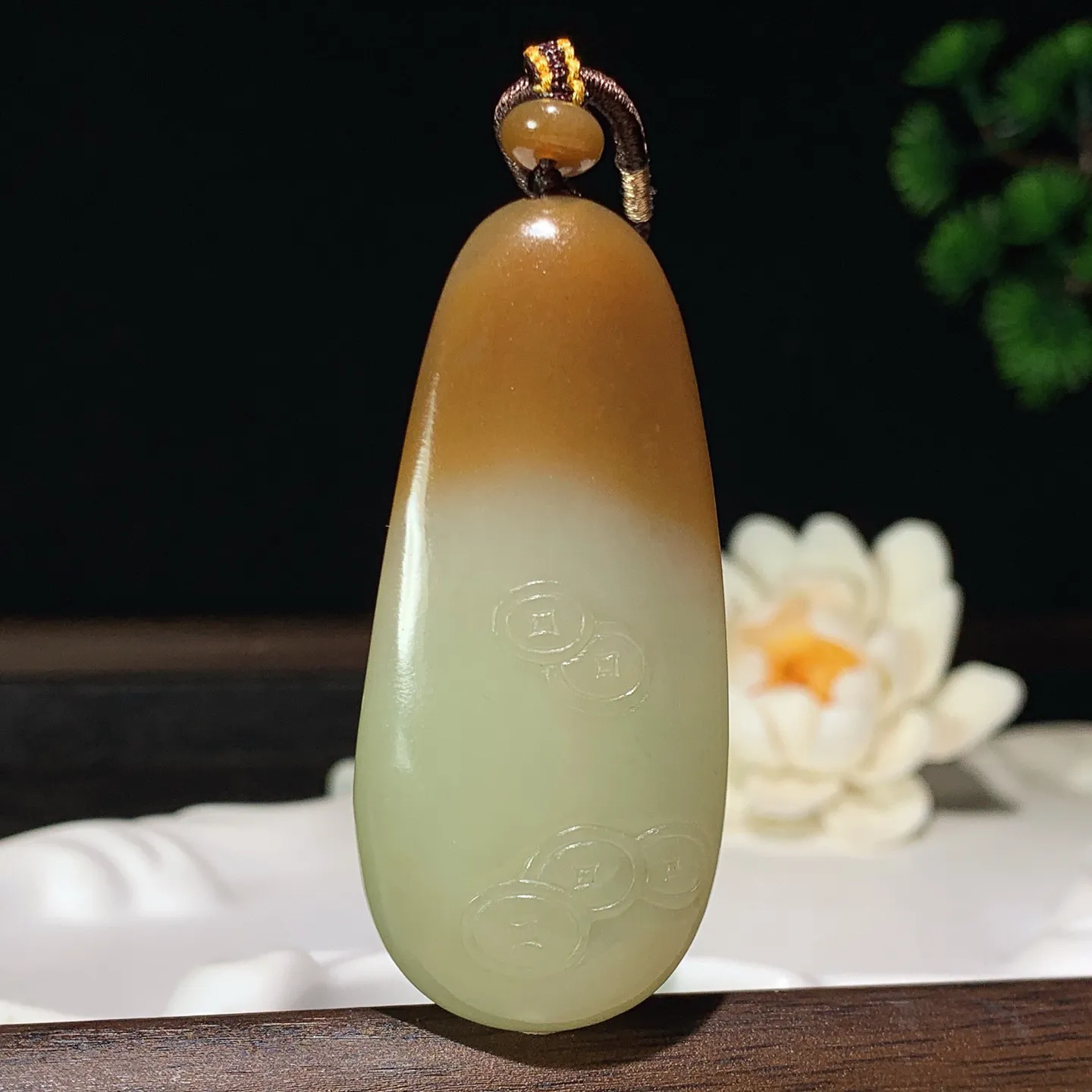 新疆和田玉且末糖佛引福来挂件。 尺寸59/27/12mm重32克。玉质细腻油润。手推出油。品相大气 lt260119