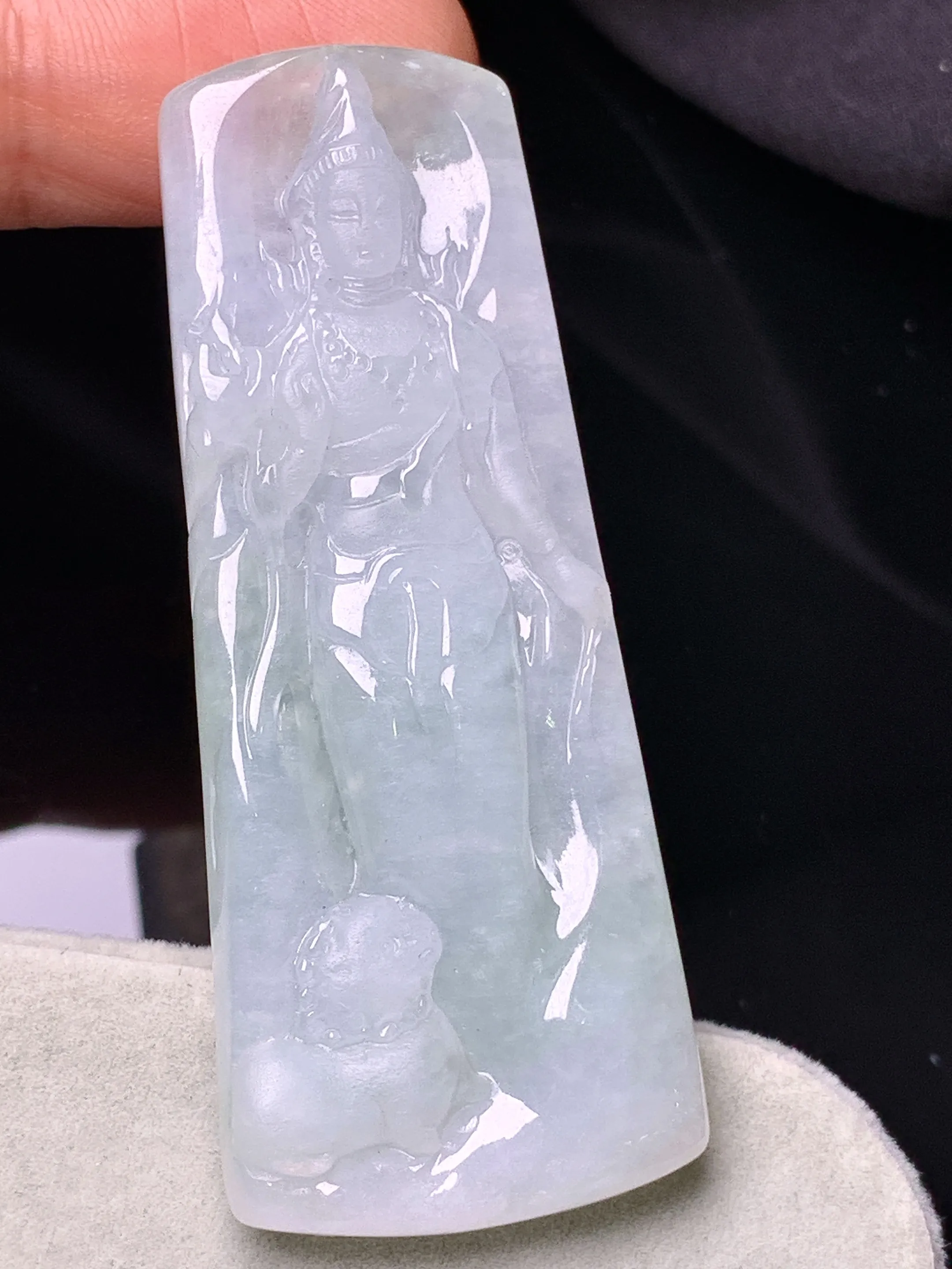 冰种观音菩萨吊坠 玉质细腻 色泽艳丽清新 整体尺寸57*23.5*6.6