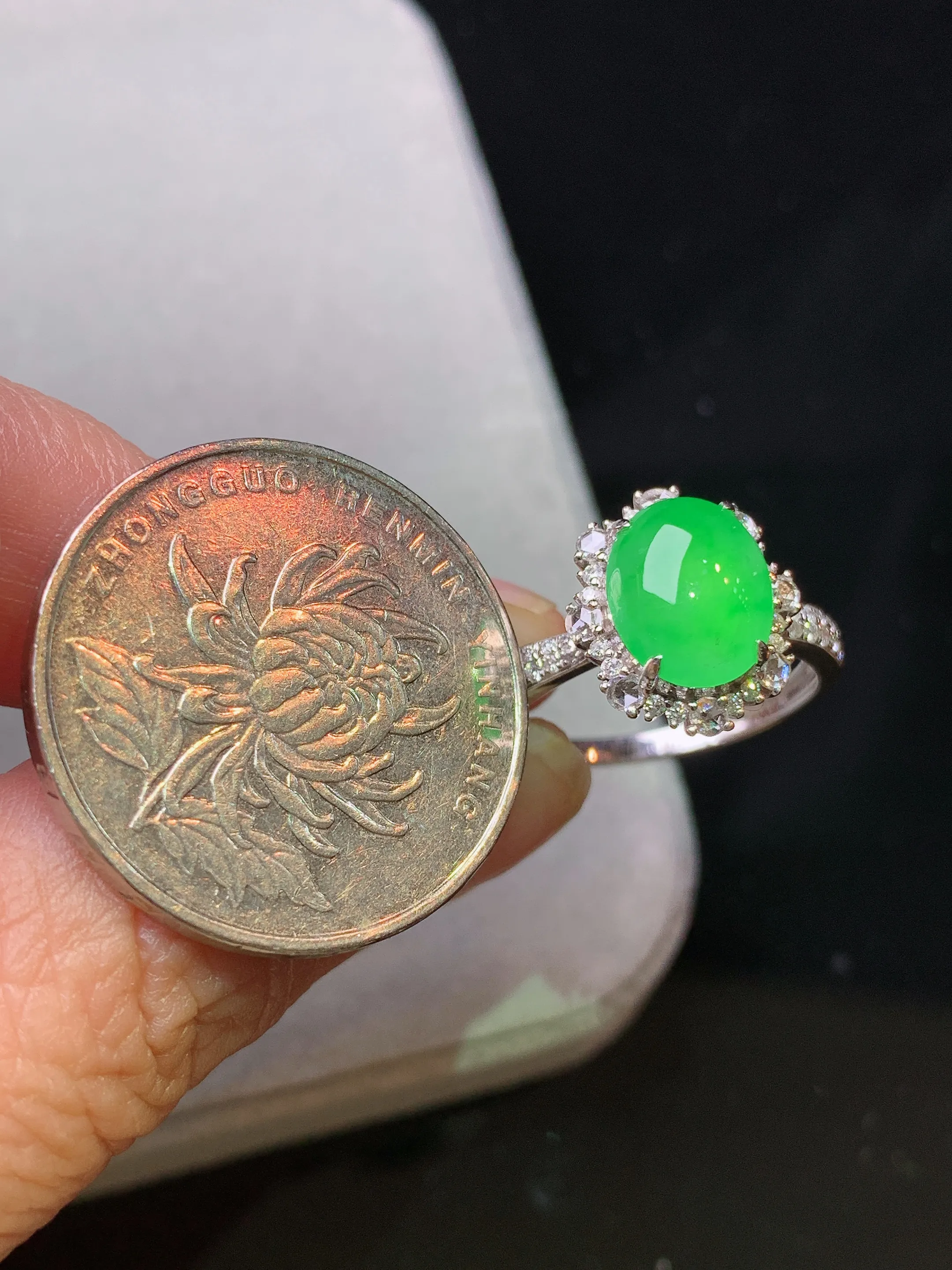 18k金钻镶嵌翠绿蛋面戒指 玉质细腻 色泽艳丽清新 圈口15.5整体尺寸13.3*11.6*8.2