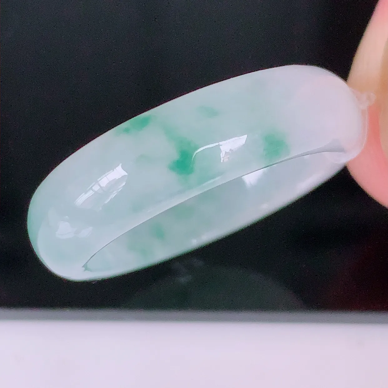 自然光实拍，冰种飘花翡翠指环，18.2mm内径翡翠指环，玉戒指，玉质莹润，好精美好冰润的指环，17圈口，上手纤巧！#49.19