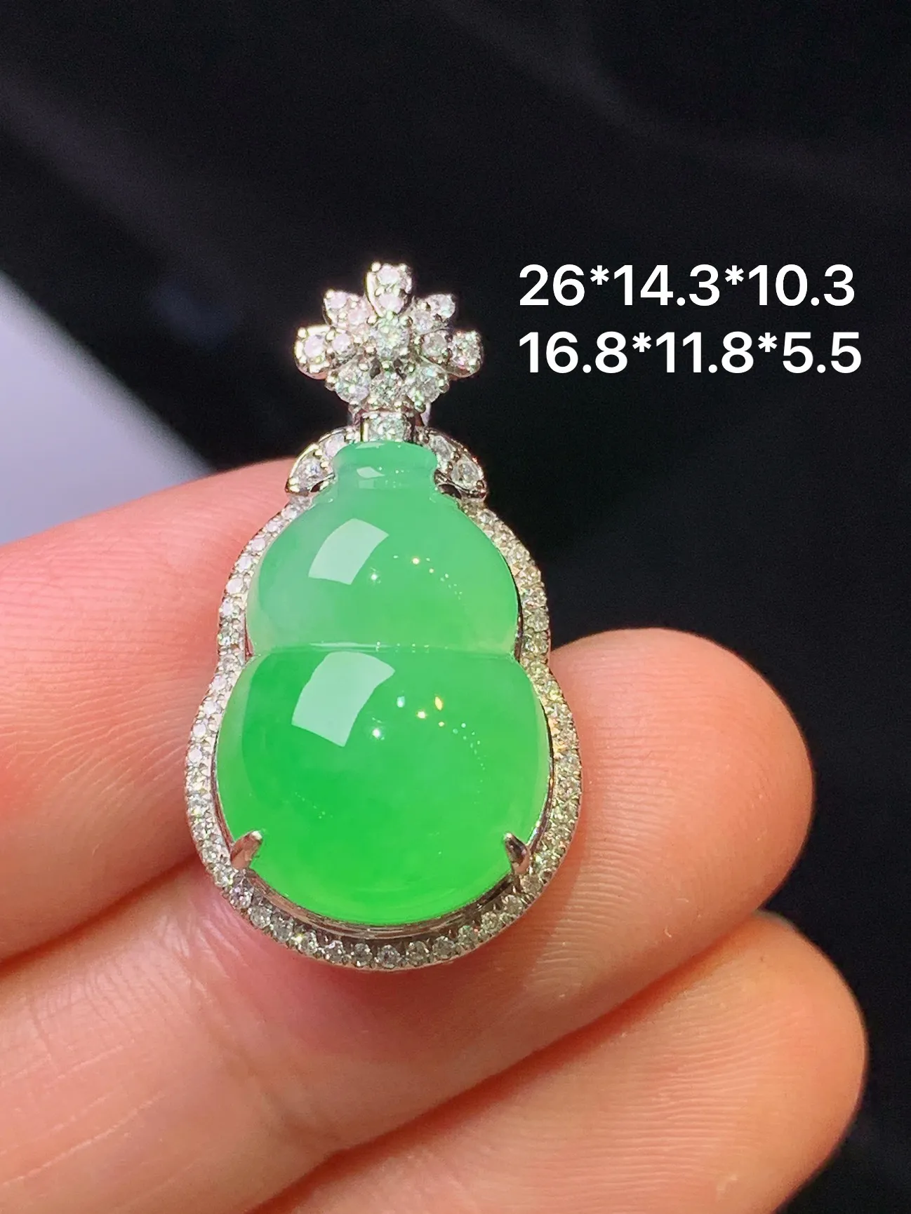 18k金钻镶嵌翠绿葫芦吊坠 玉质细腻 色泽艳丽清新 整体尺寸26*14.3*10.3