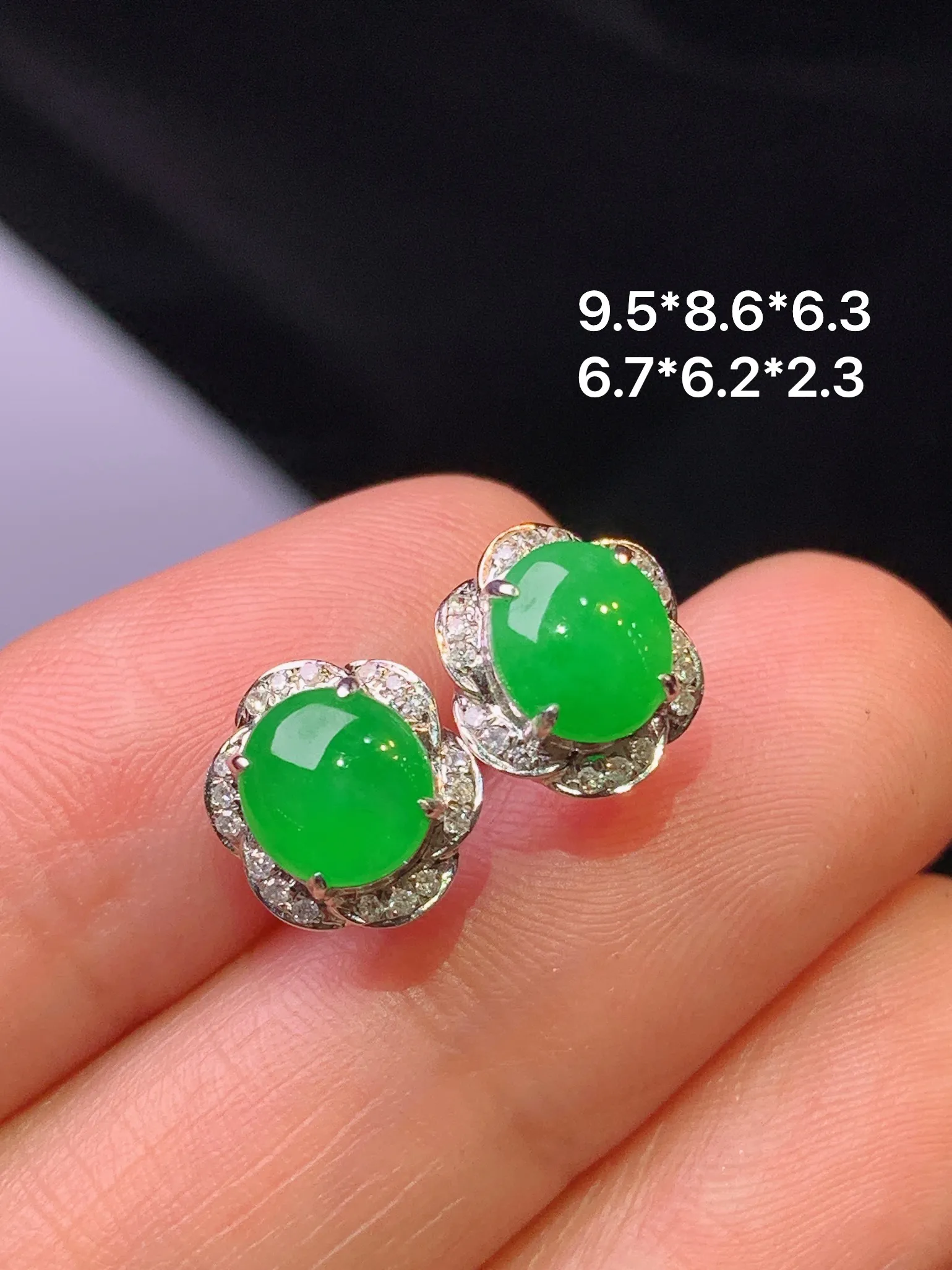 18k金钻镶嵌满绿蛋面耳钉 玉质细腻 色泽艳丽清新 整体尺寸9.5*8.6*6.3