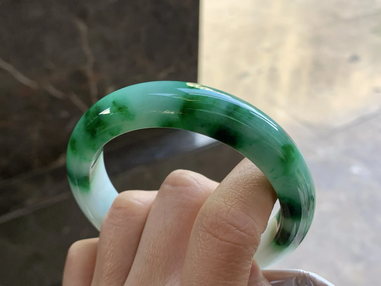 57-13.2-9.8

浓绿色手镯^_^鲜艳 玉质温润