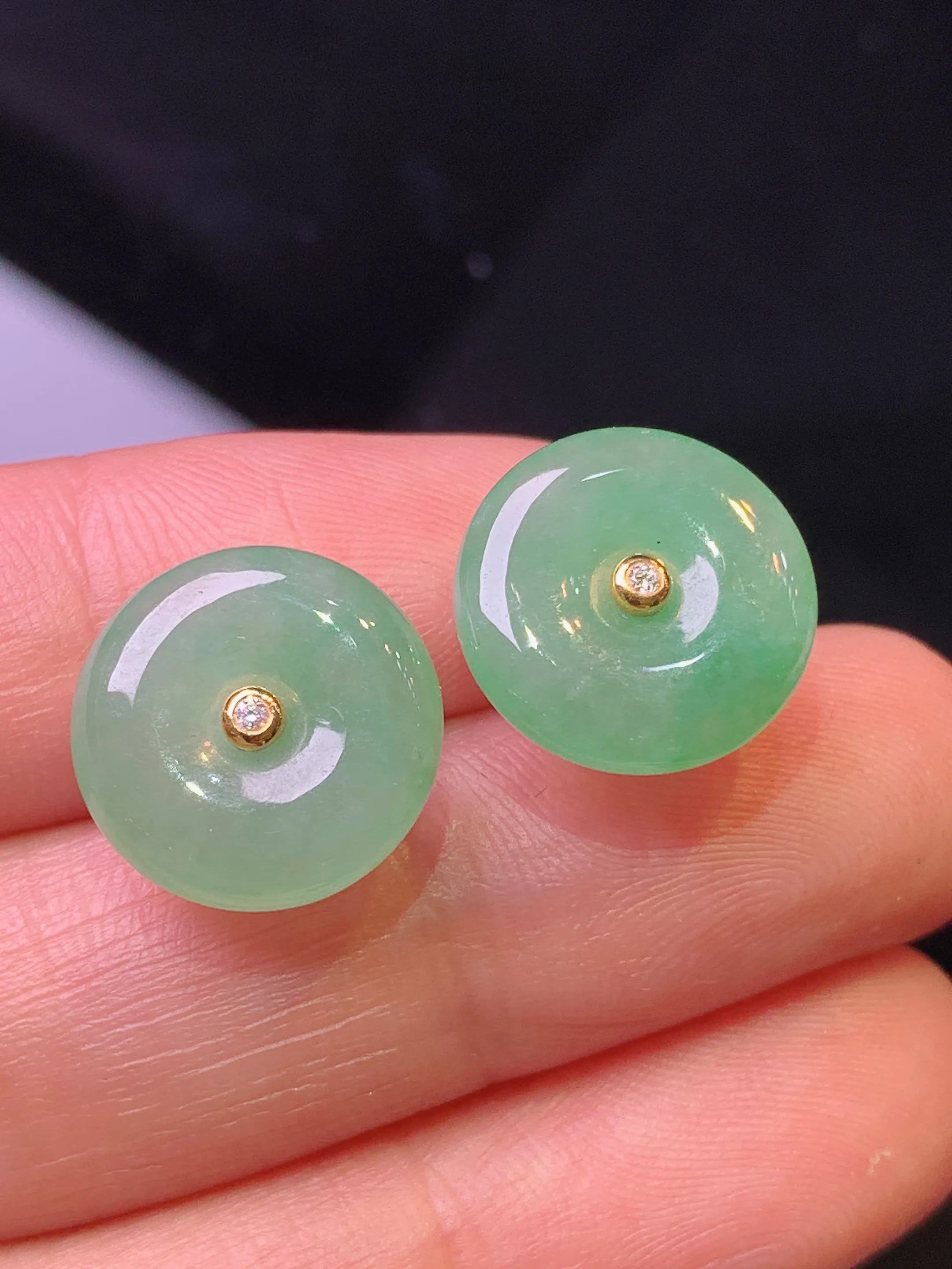18k金镶嵌浅绿平安扣耳钉 玉质细腻 色泽艳丽清新 整体尺寸13*4
