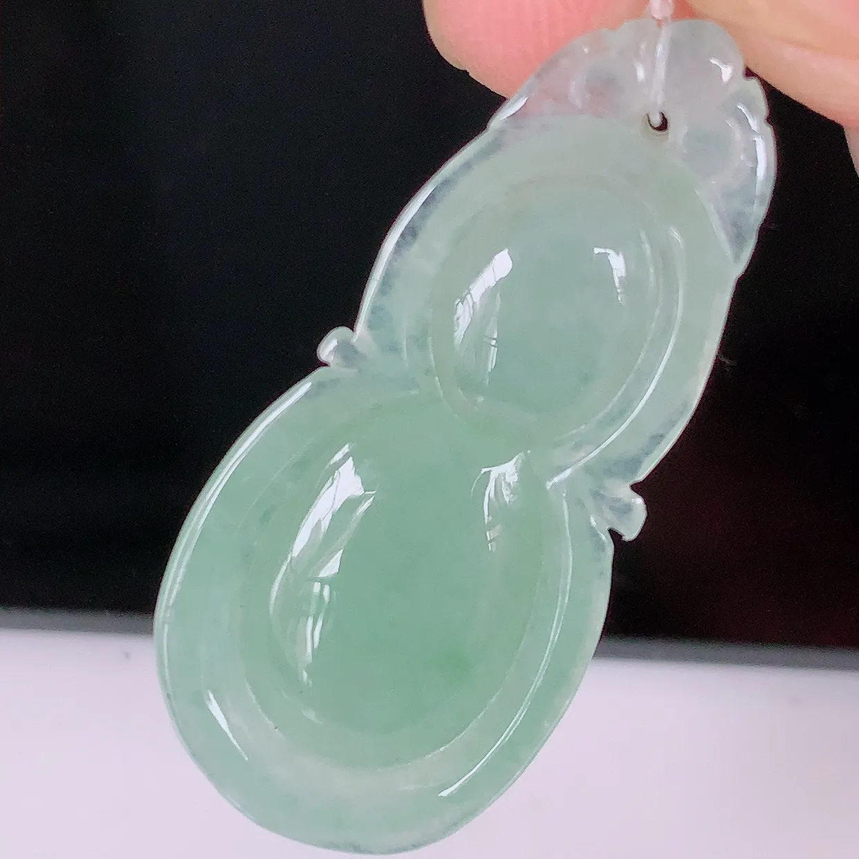 自然光实拍，冰种满绿翡翠葫芦吊坠，寓意福禄双全，财源滚滚，清新脱俗，佩戴效果优雅迷人！#49.19